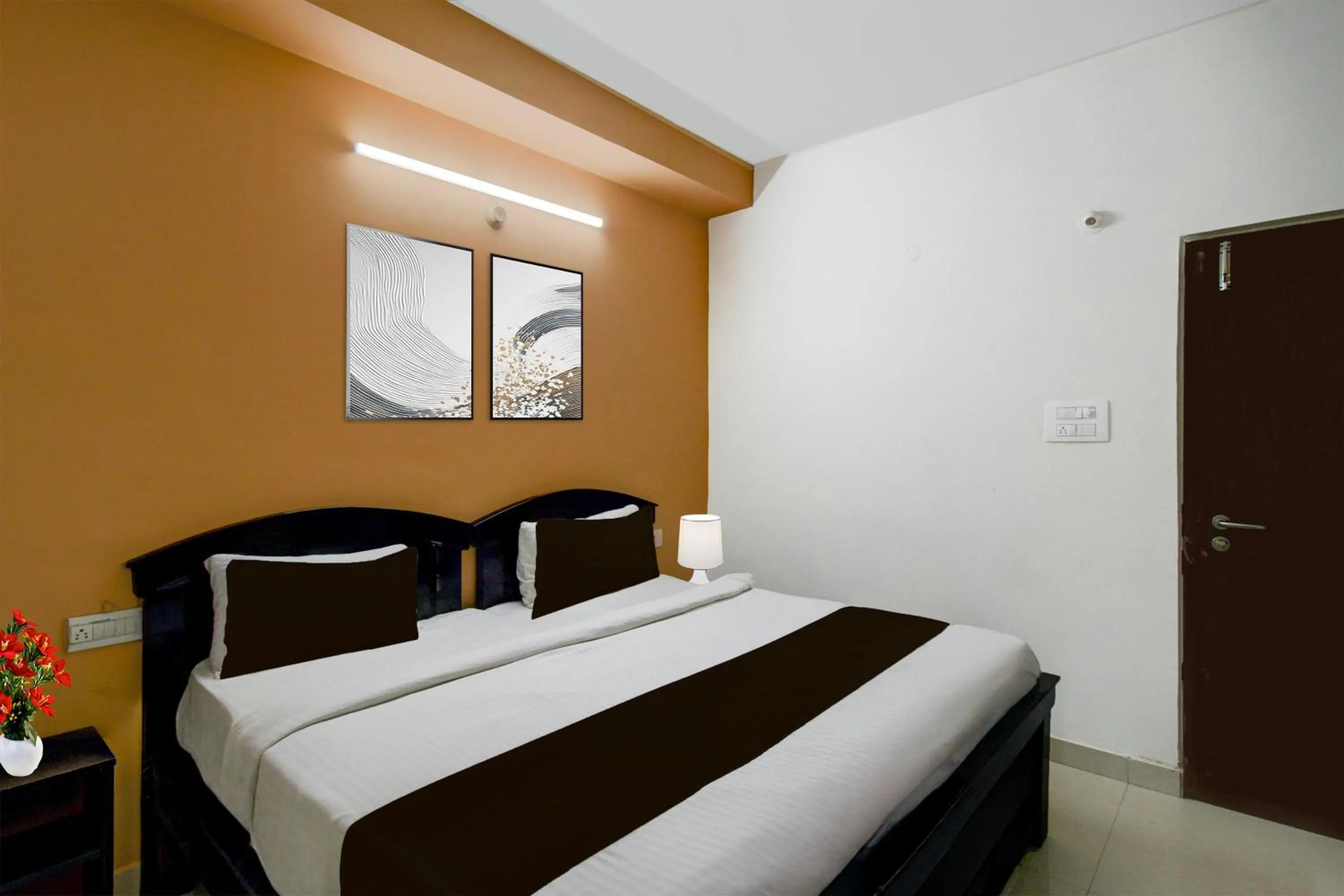 Photo of the whole room, Bed in Super Collection O Atlas DLF Formerly Hillside