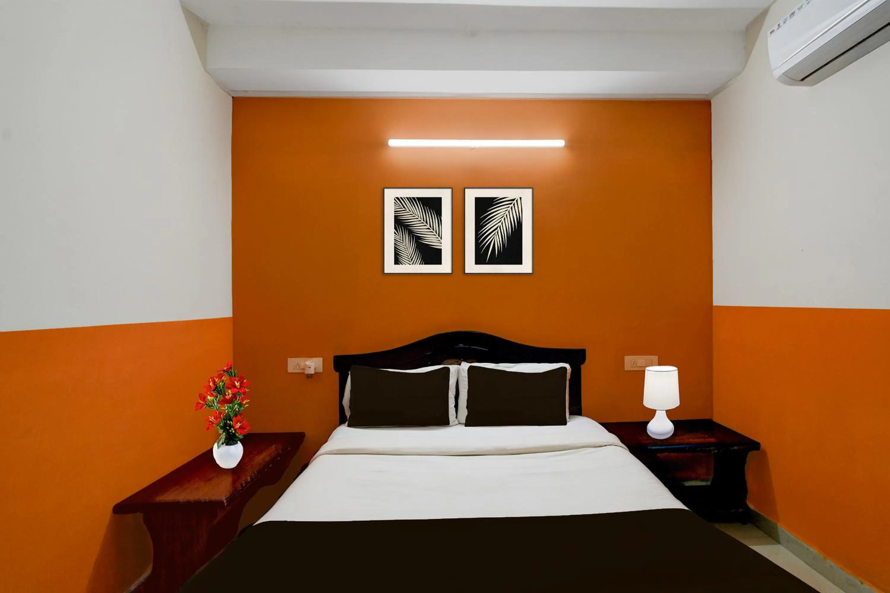 Photo of the whole room, Bed in Super Collection O Atlas DLF Formerly Hillside