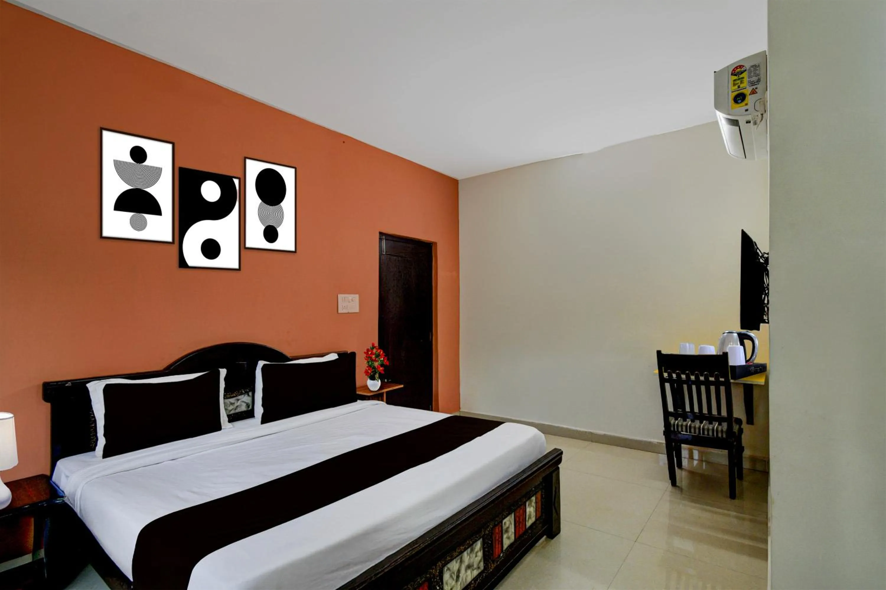 Photo of the whole room, Bed in Super Collection O Atlas DLF Formerly Hillside