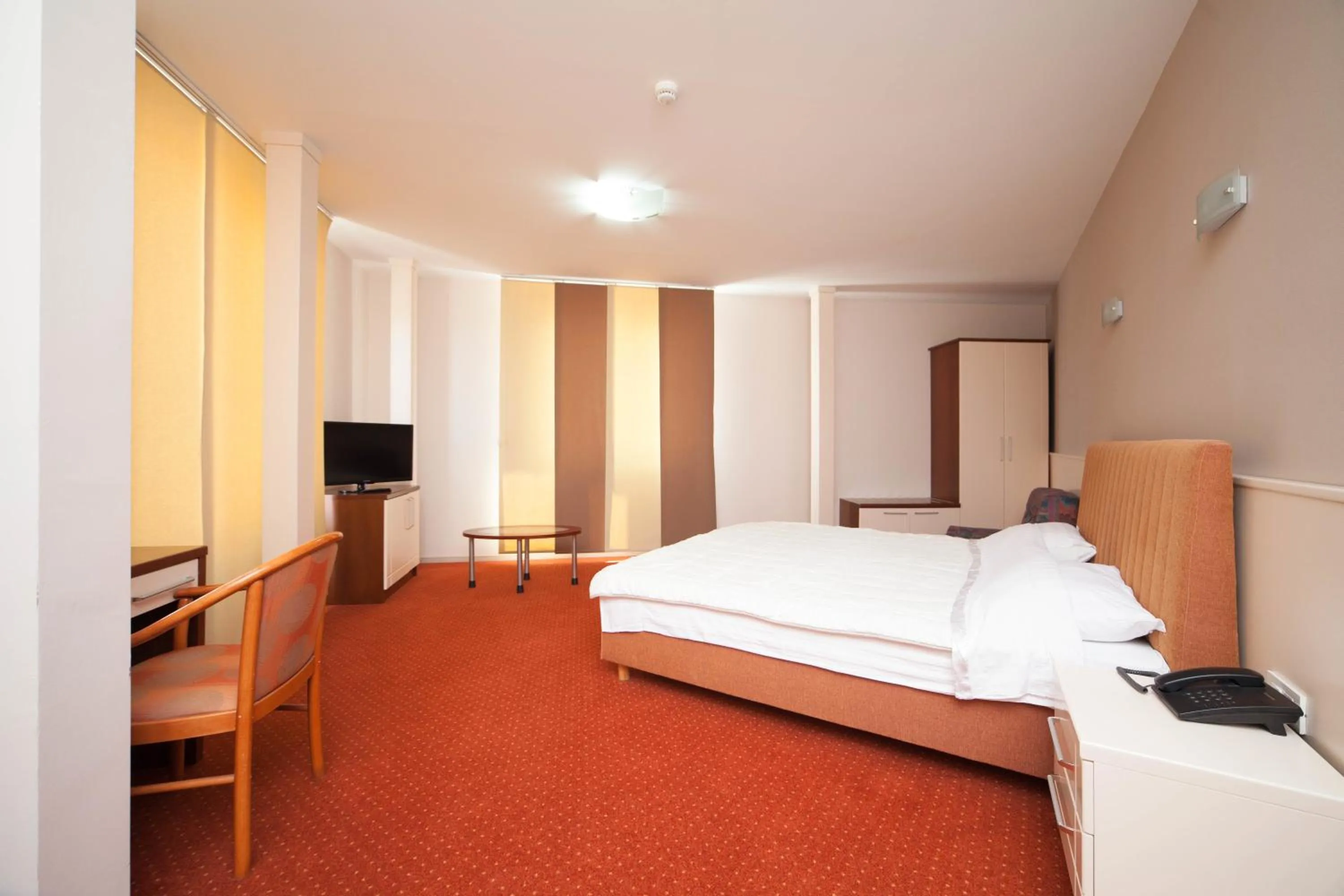 Lake view, Bed in Hotel Lebed