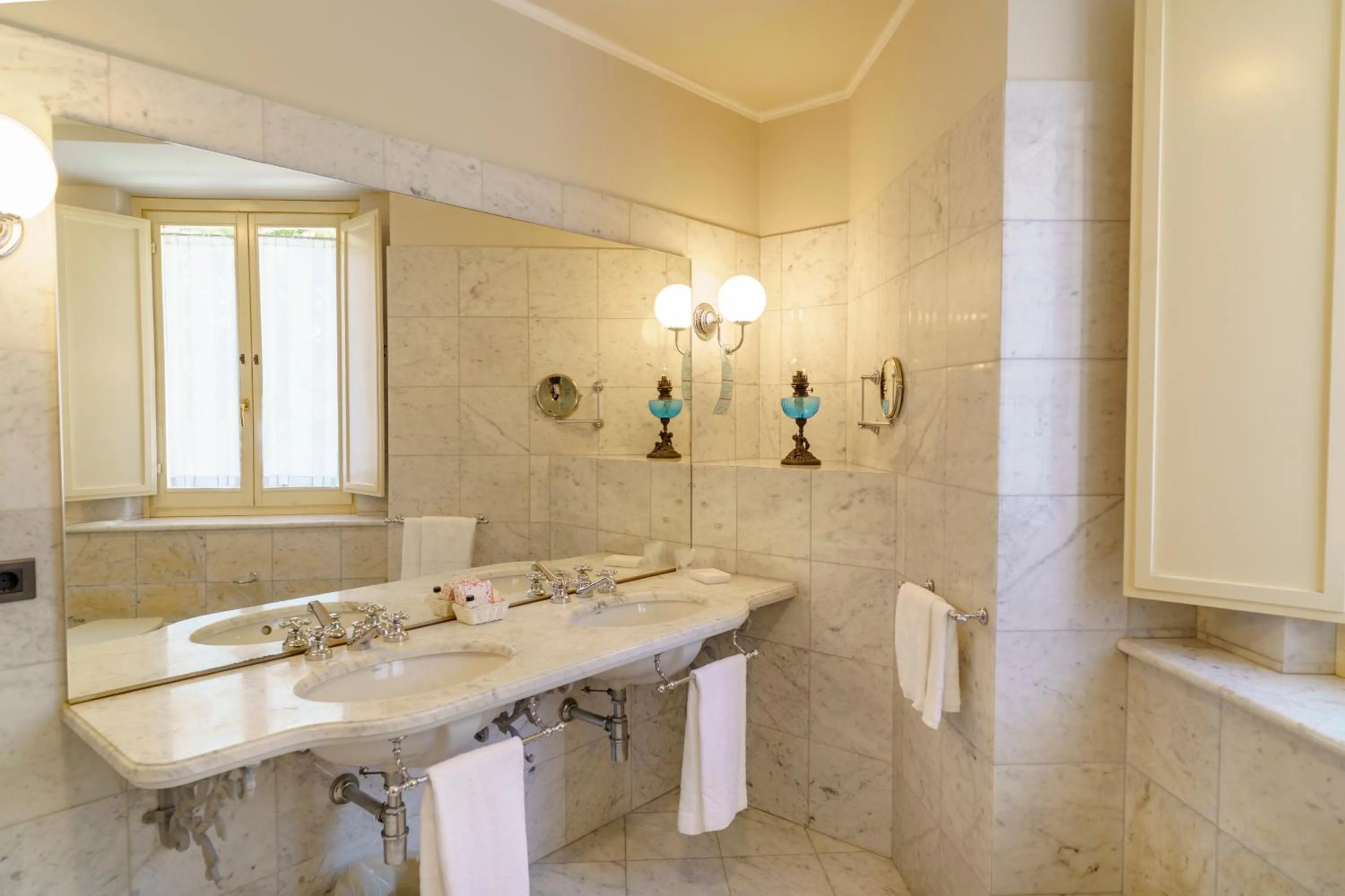 Bathroom in Hotel San Luca