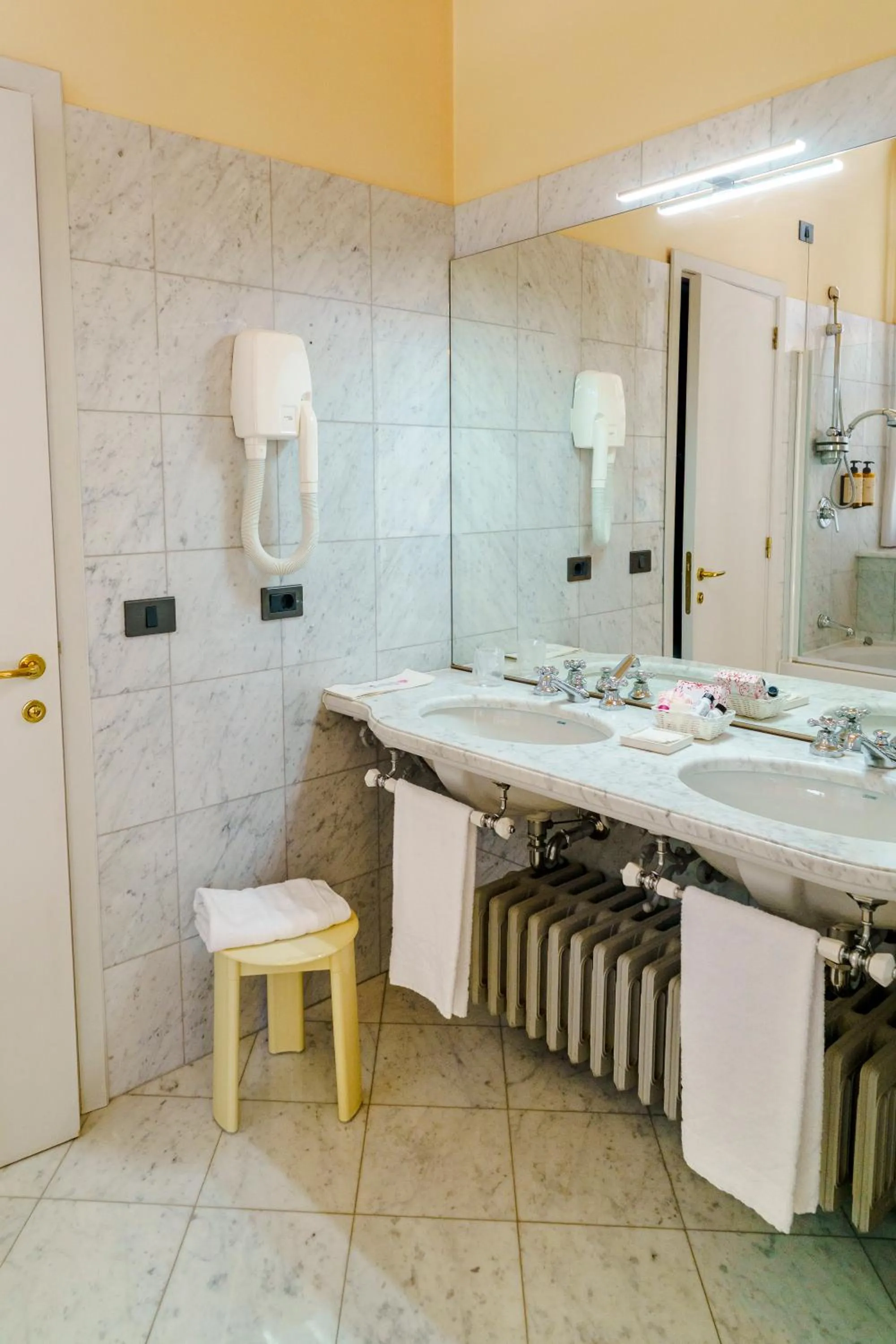 Bathroom in Hotel San Luca