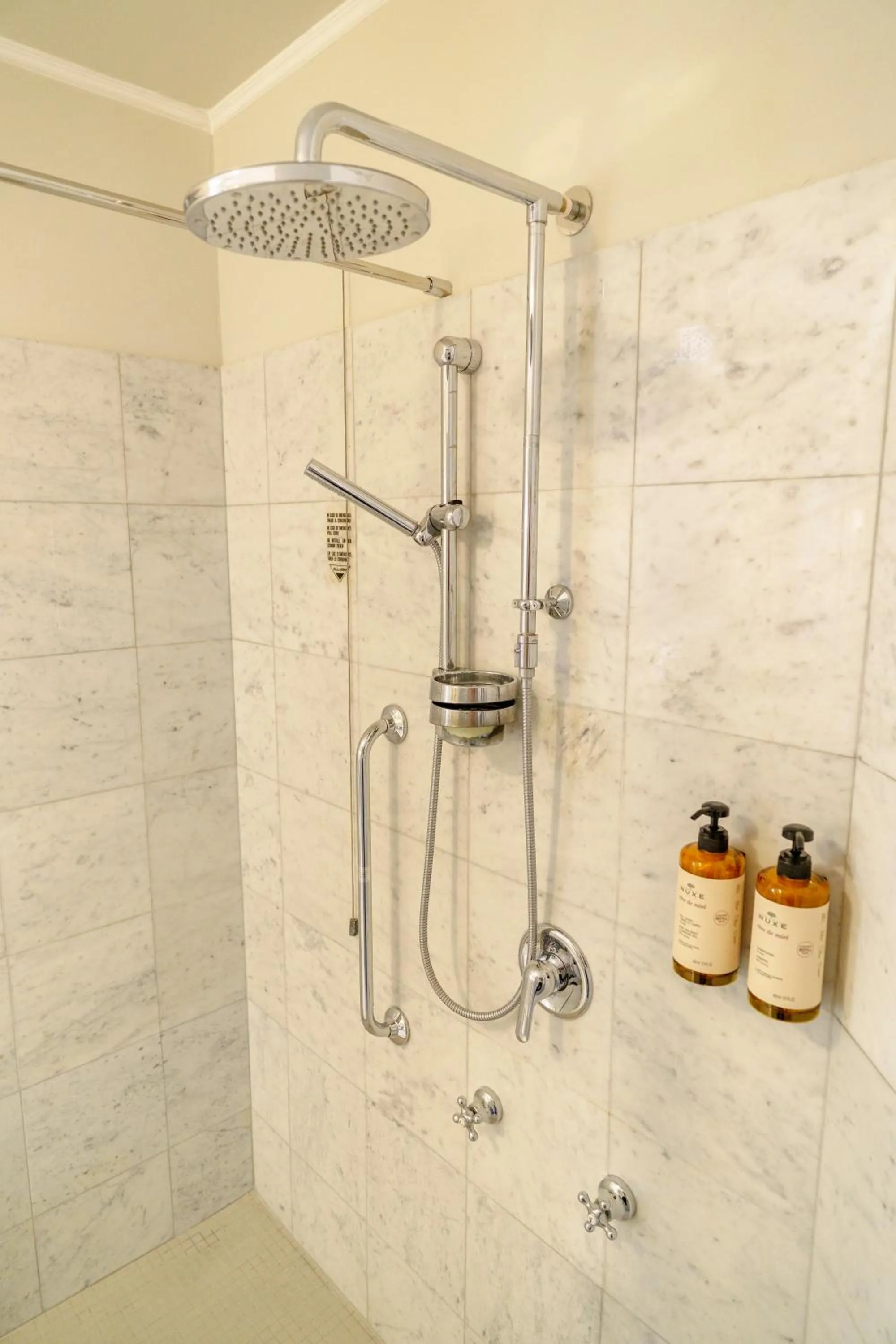 Shower in Hotel San Luca