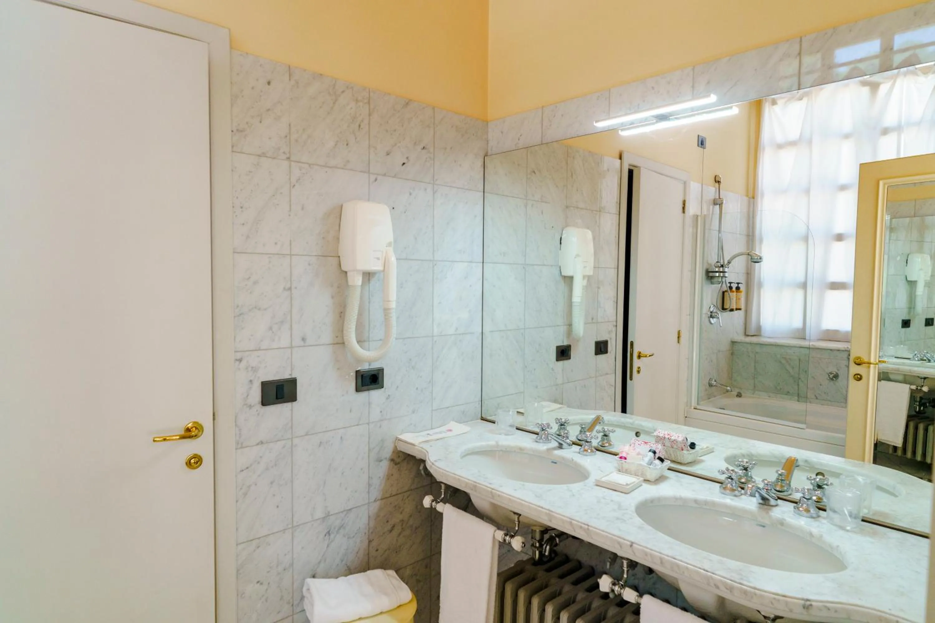 Bathroom in Hotel San Luca