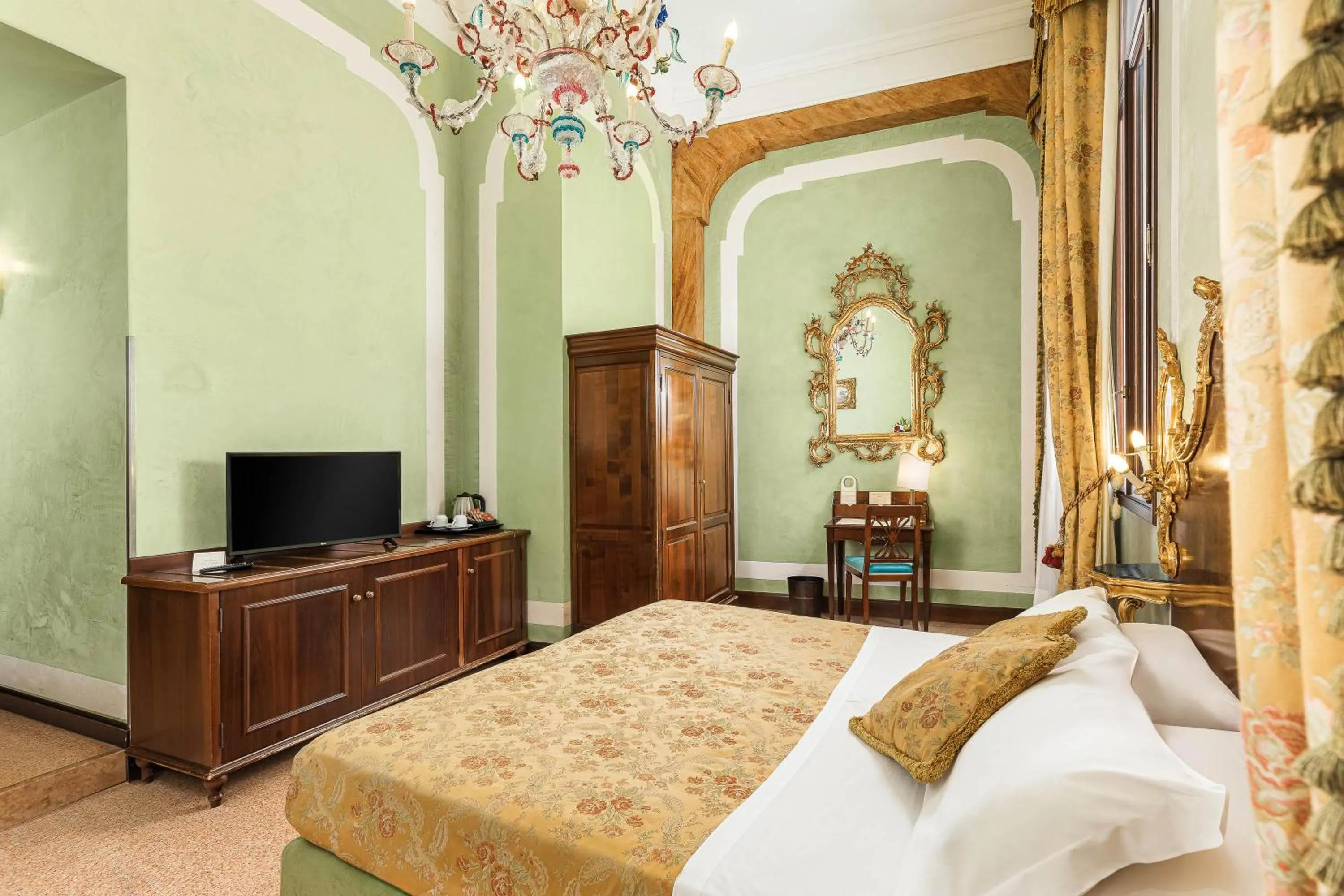 Bed in Hotel San Moisè