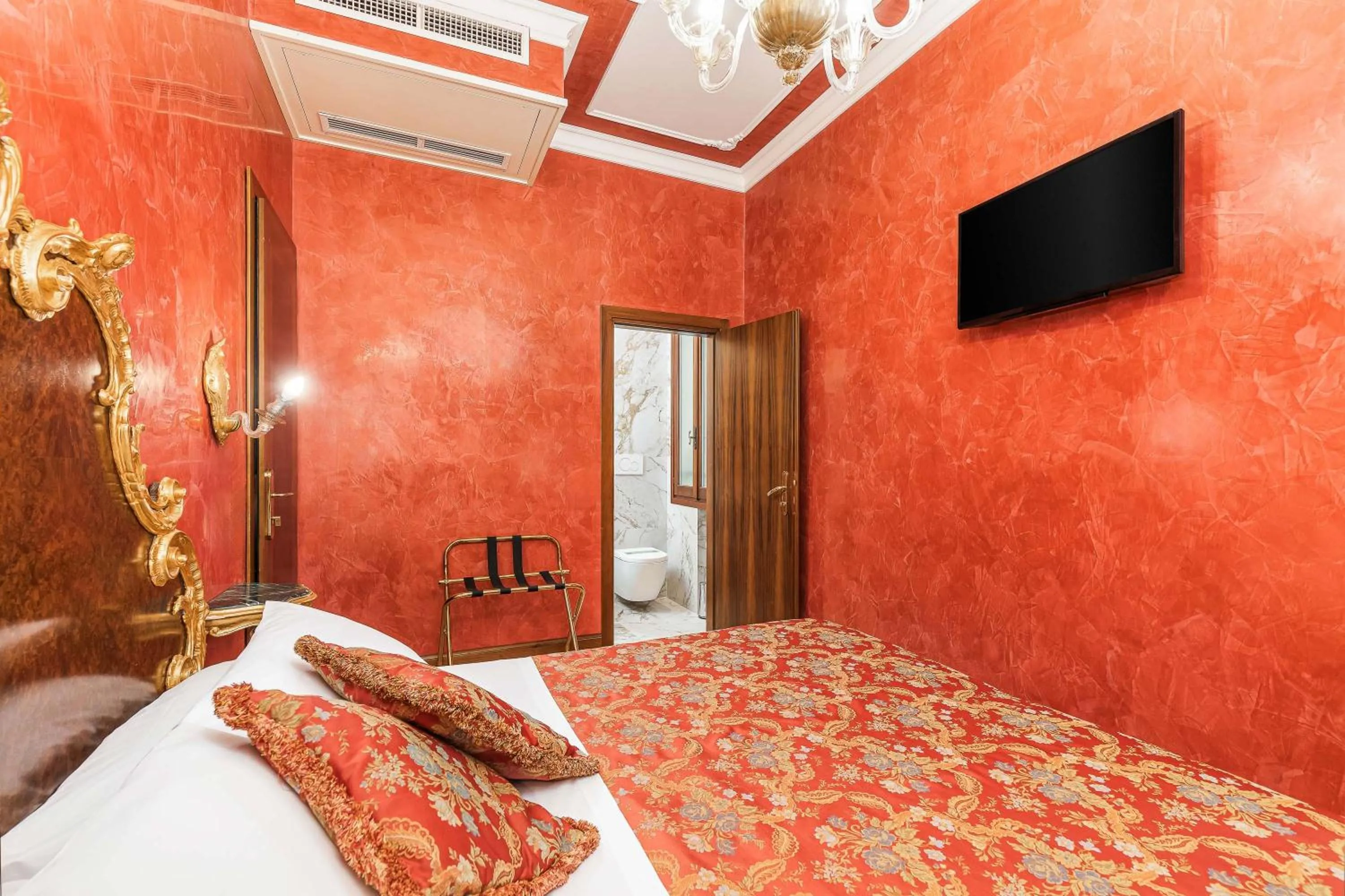 Bed in Hotel San Moisè