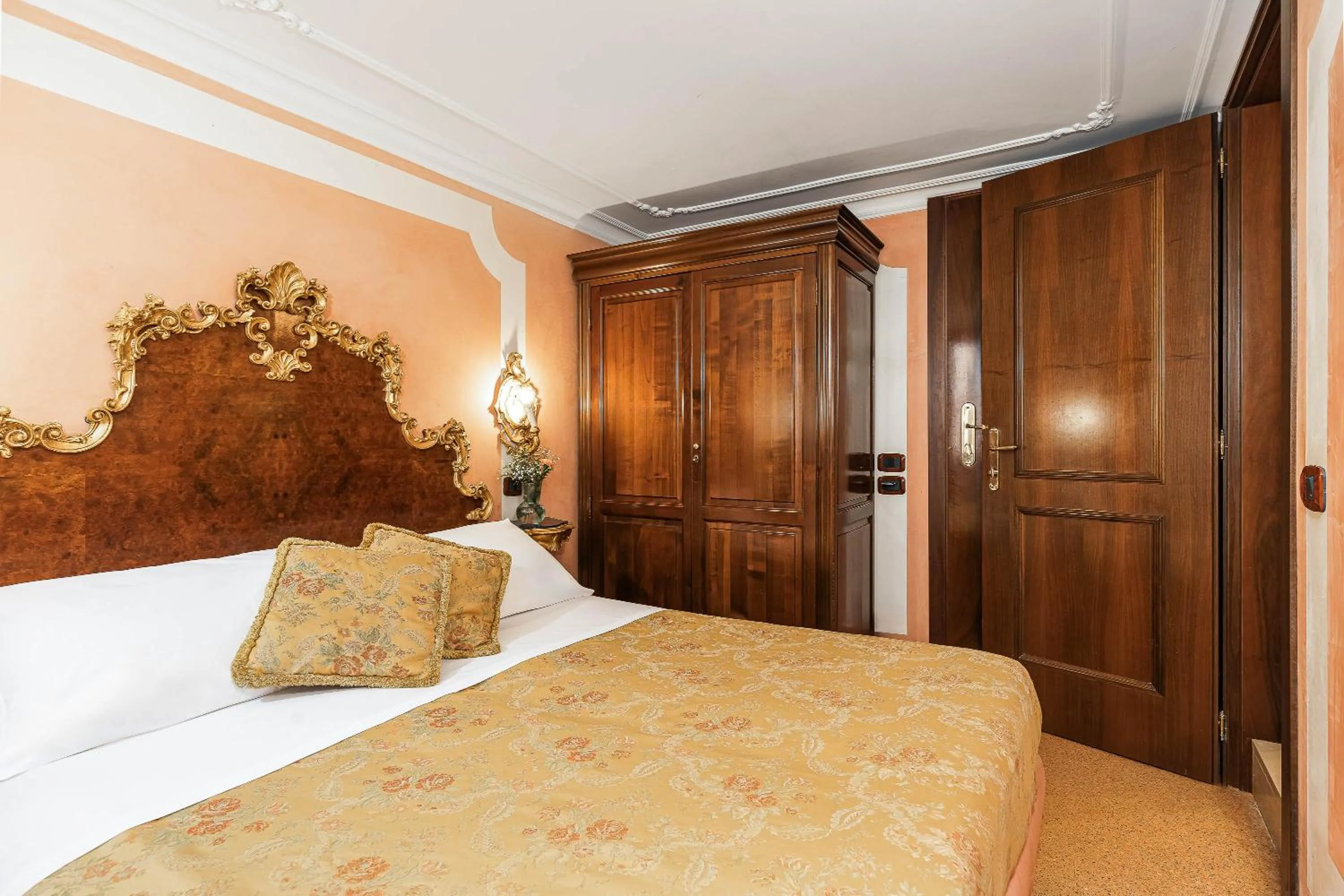 Bed in Hotel San Moisè