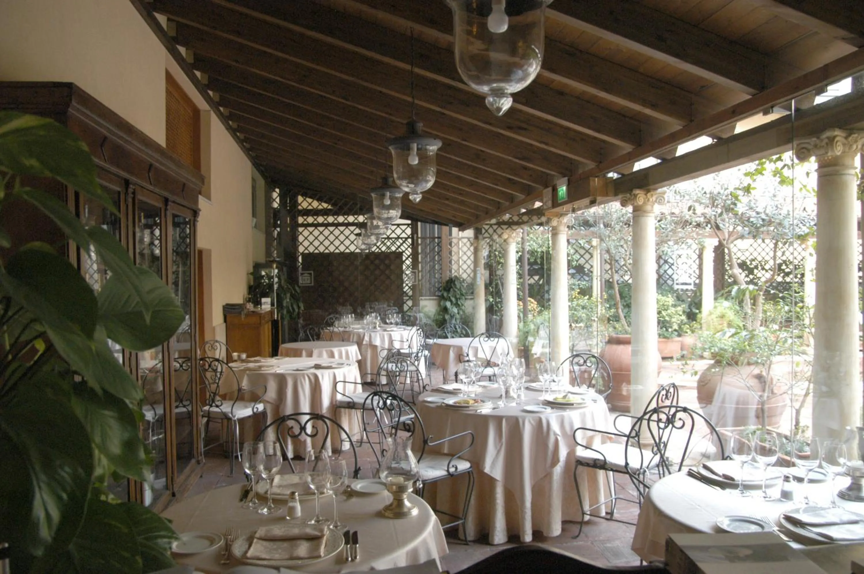 Restaurant/places to eat in Katane Palace Hotel