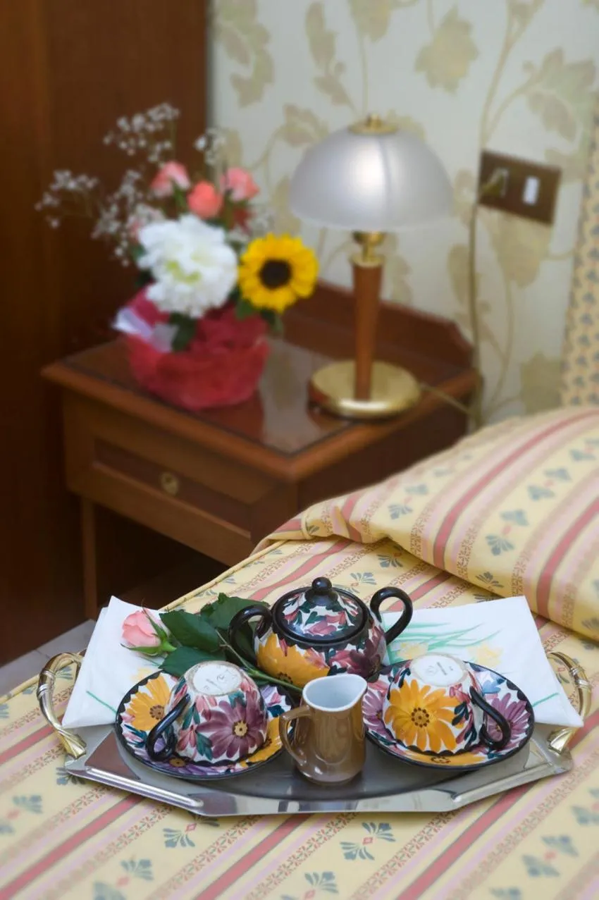 Coffee/tea facilities, Bed in Hotel Beatrice