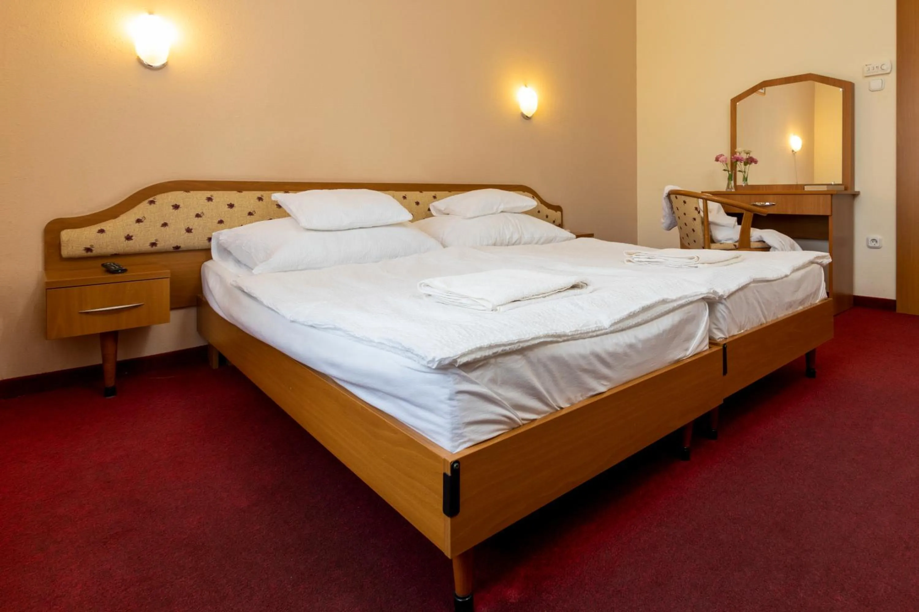 Photo of the whole room, Bed in Hotel Imperial Gyogyszallo es Gyogyfurdo