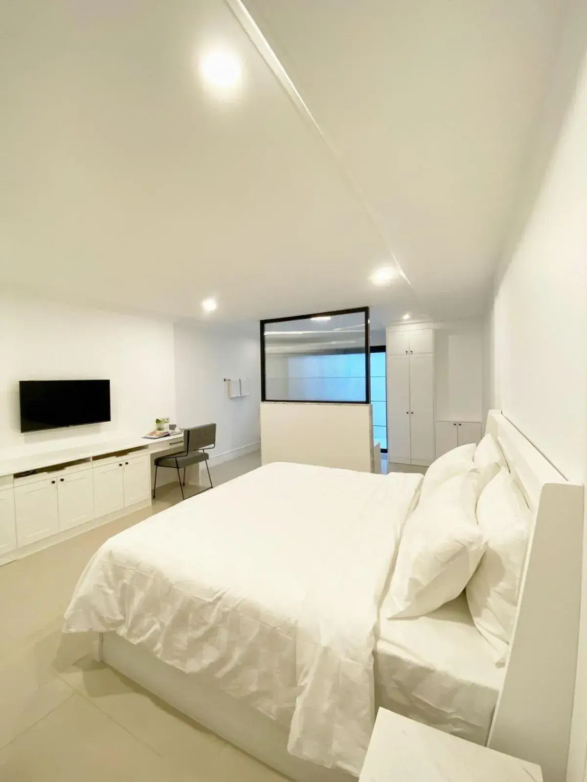 Deluxe King Room in Loewys Home Tanjung Duren Jakarta Barat Deluxe King Room in Loewys Home Tanjung Duren Jakarta Barat