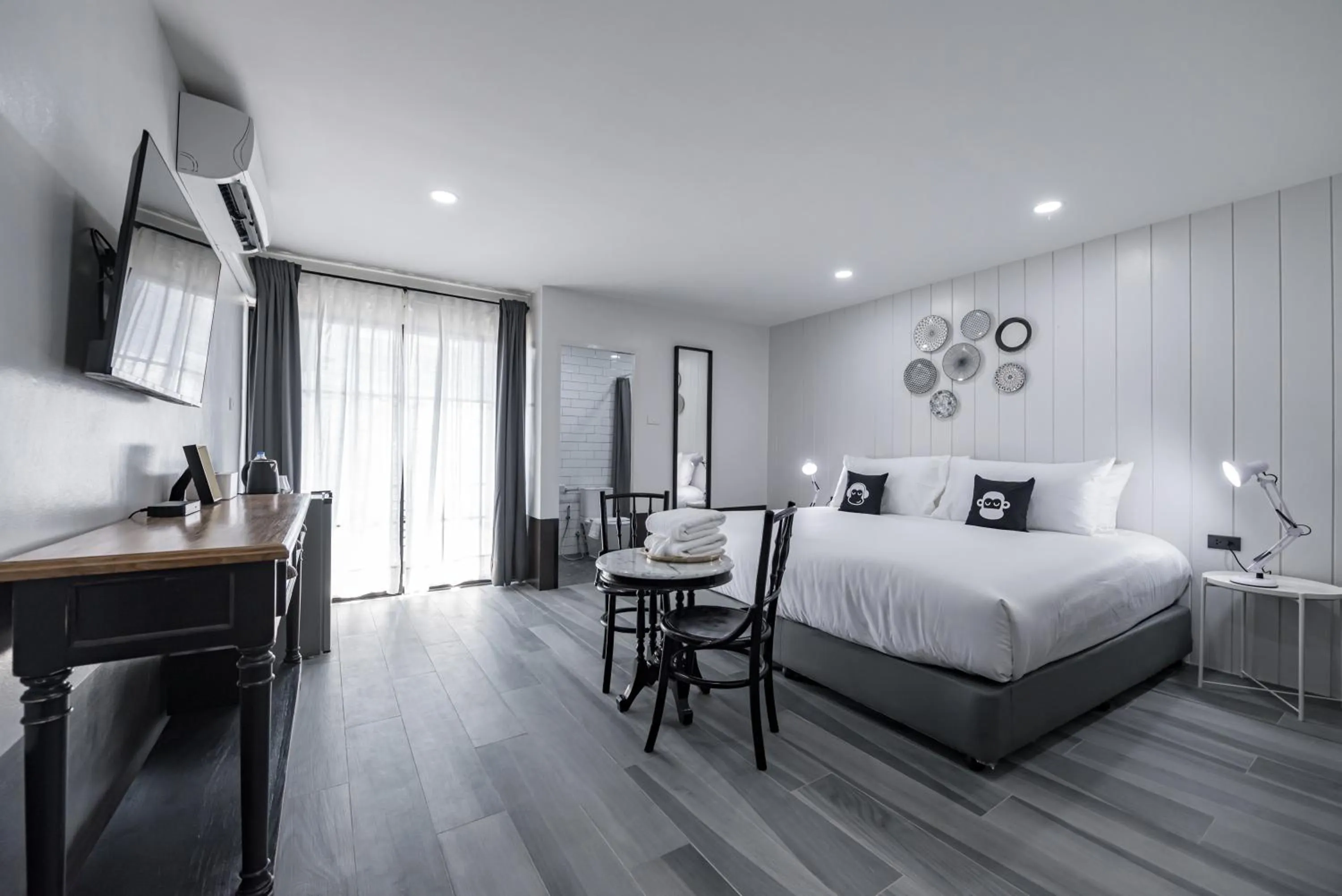 Photo of the whole room, Bed in Blu Monkey Boutique Bangsaen