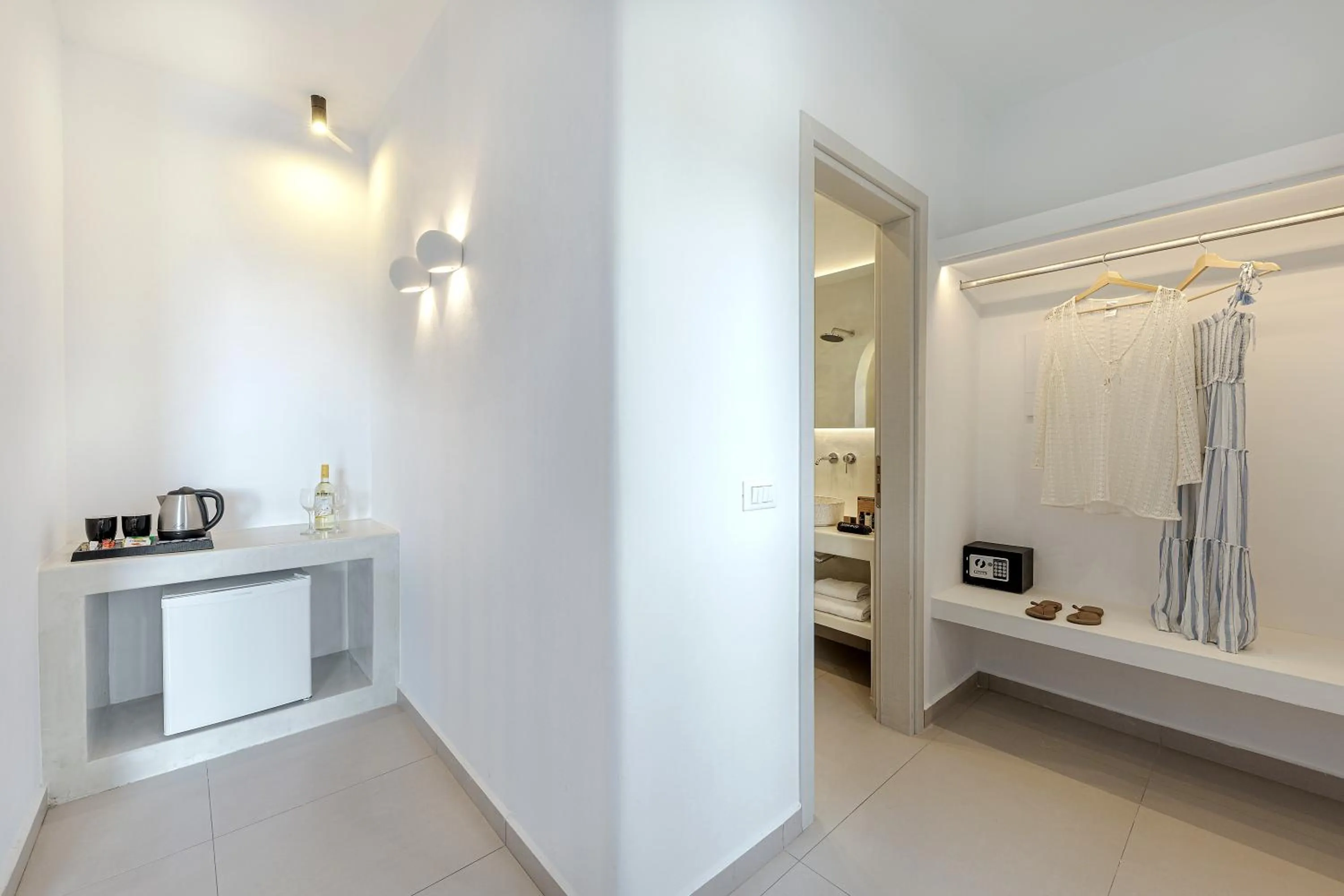 Bathroom, Bed in Onyx Hotel & Suites