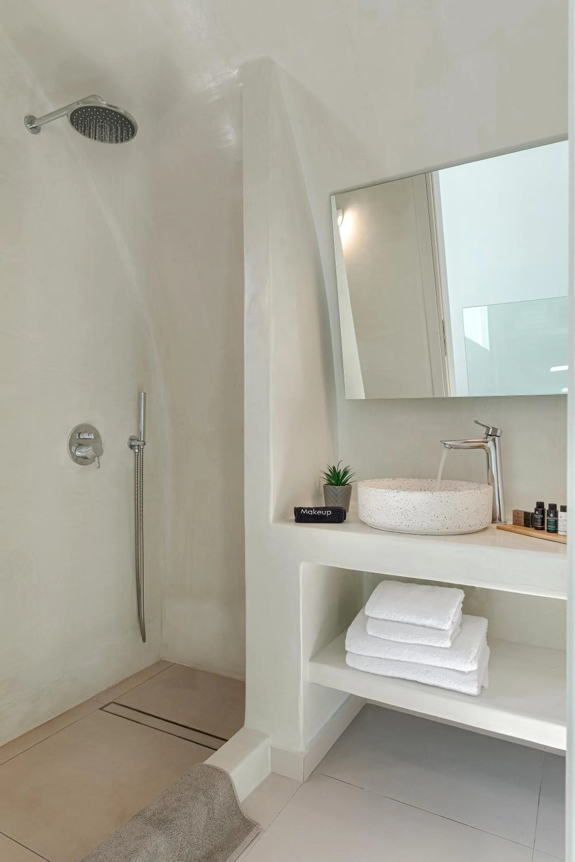 Shower in Onyx Hotel & Suites