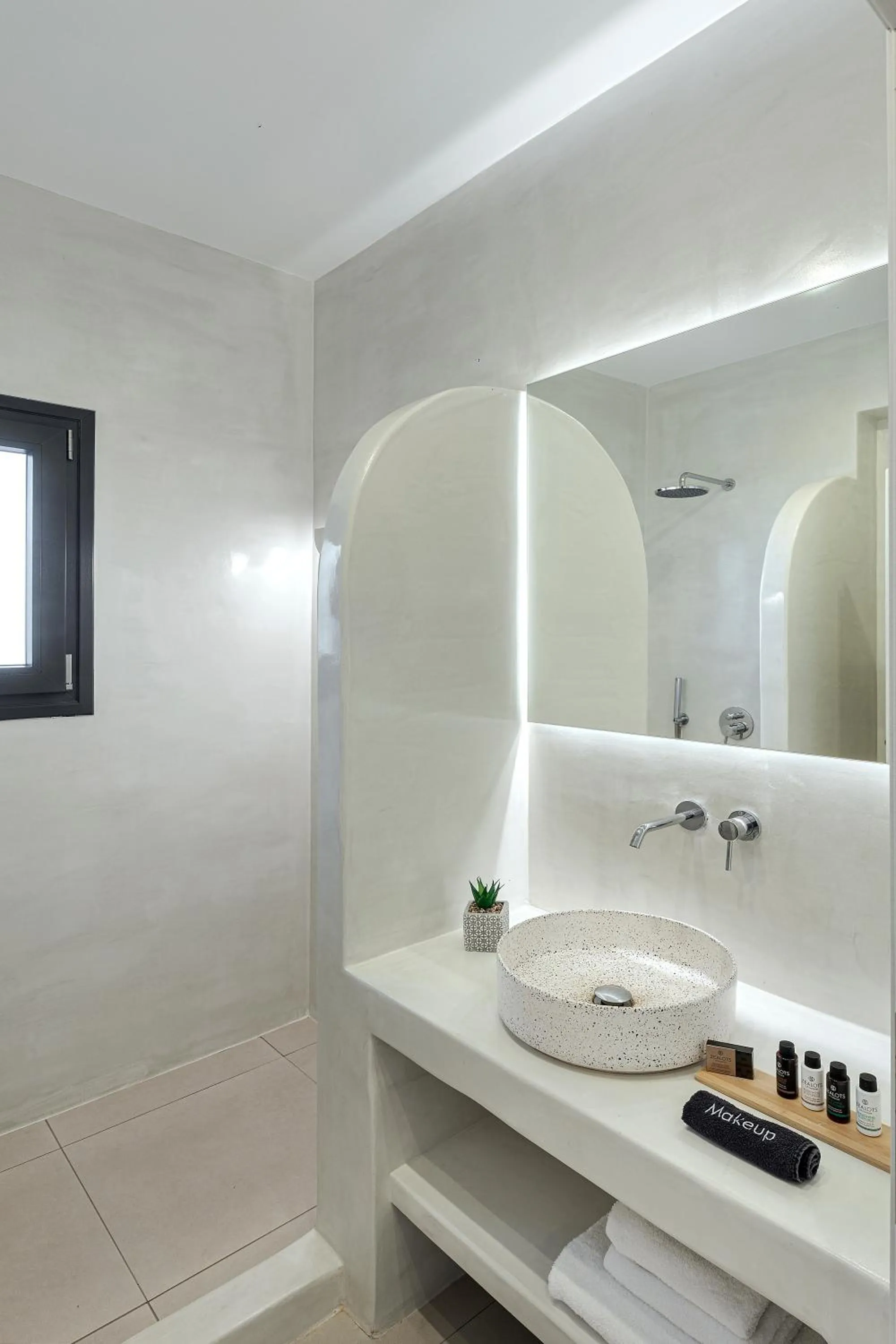 Shower in Onyx Hotel & Suites