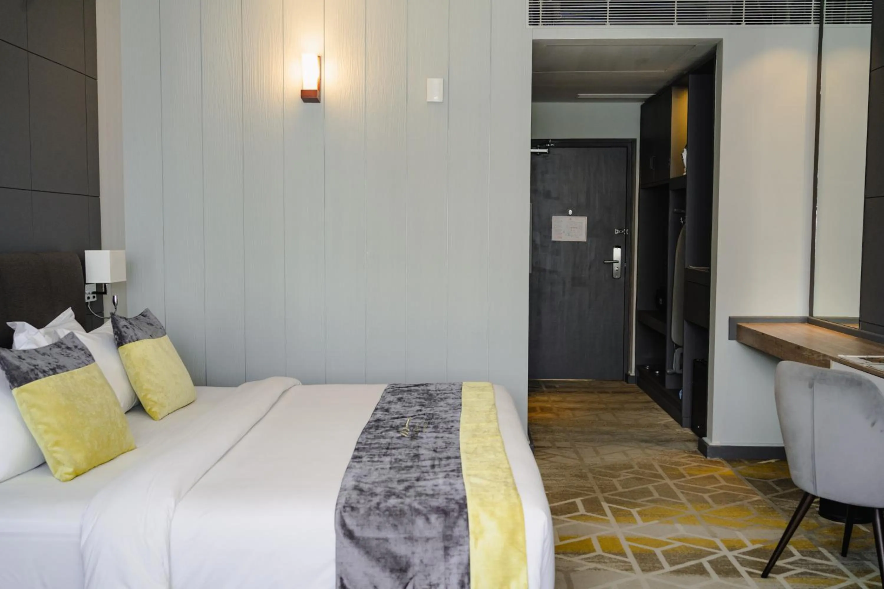 Bed in Manhattan Business Hotel, Male