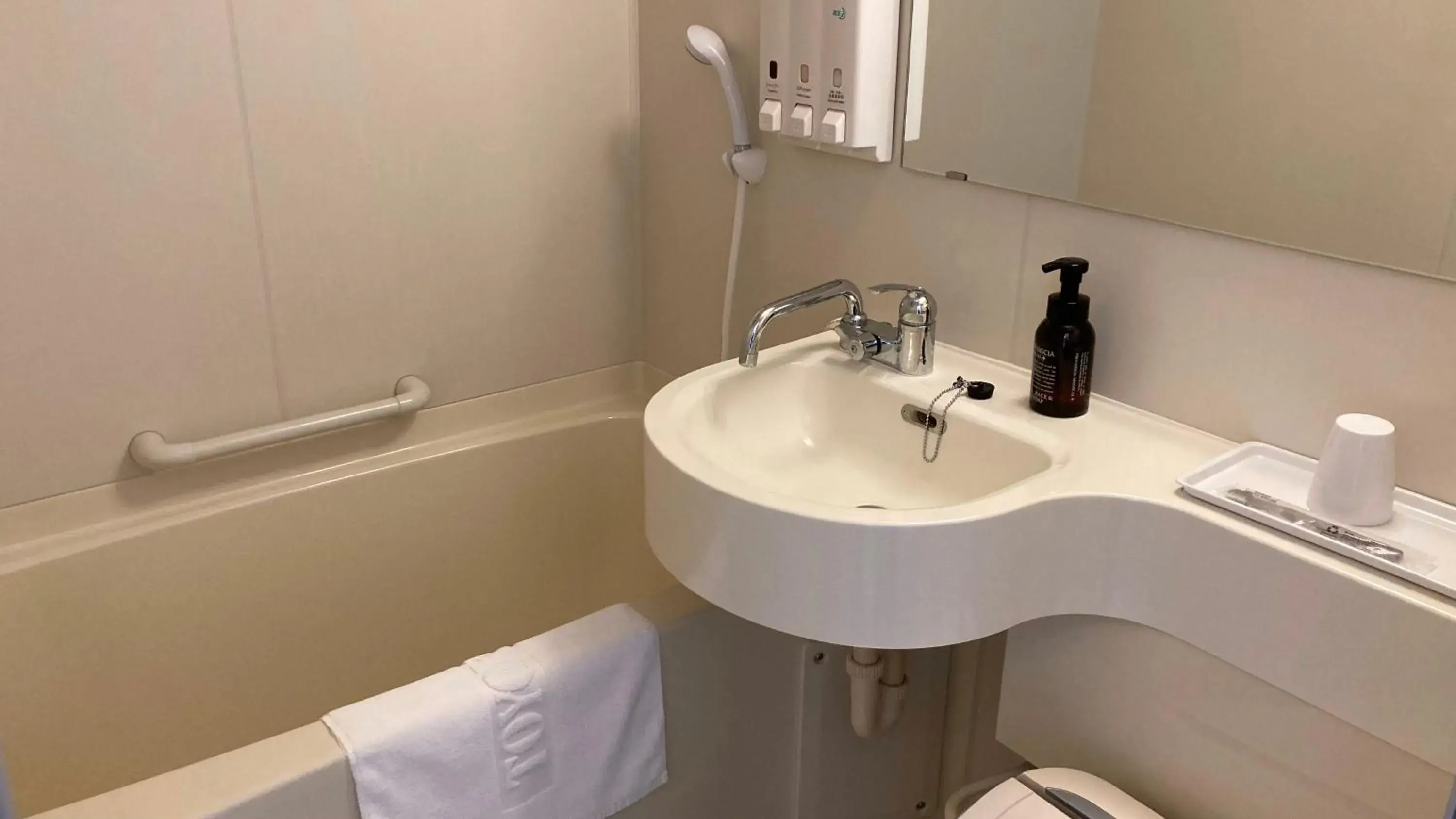 Twin Room - single occupancy - Non-Smoking in Toyoko Inn Toyama eki Shinkansen guchi No 1 Twin Room - single occupancy - Non-Smoking in Toyoko Inn Toyama eki Shinkansen guchi No 1