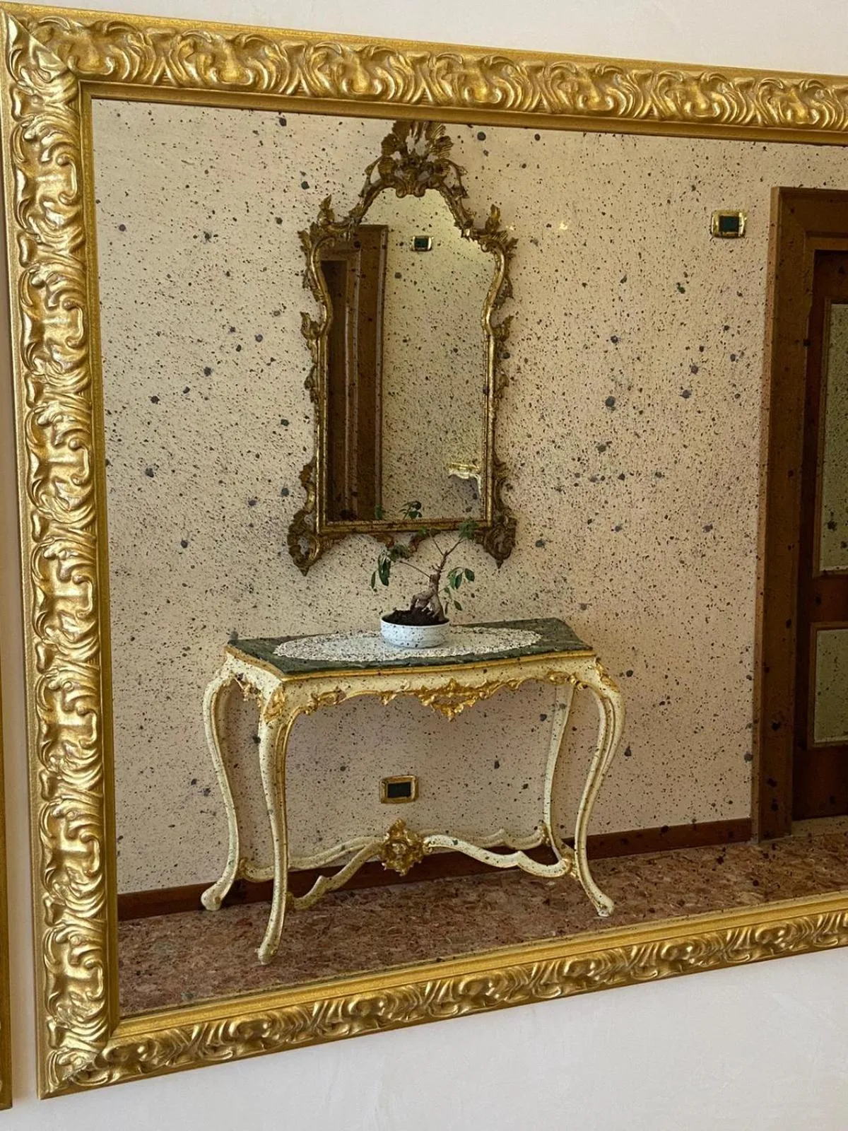 Communal lounge/ TV room in Hotel Ateneo