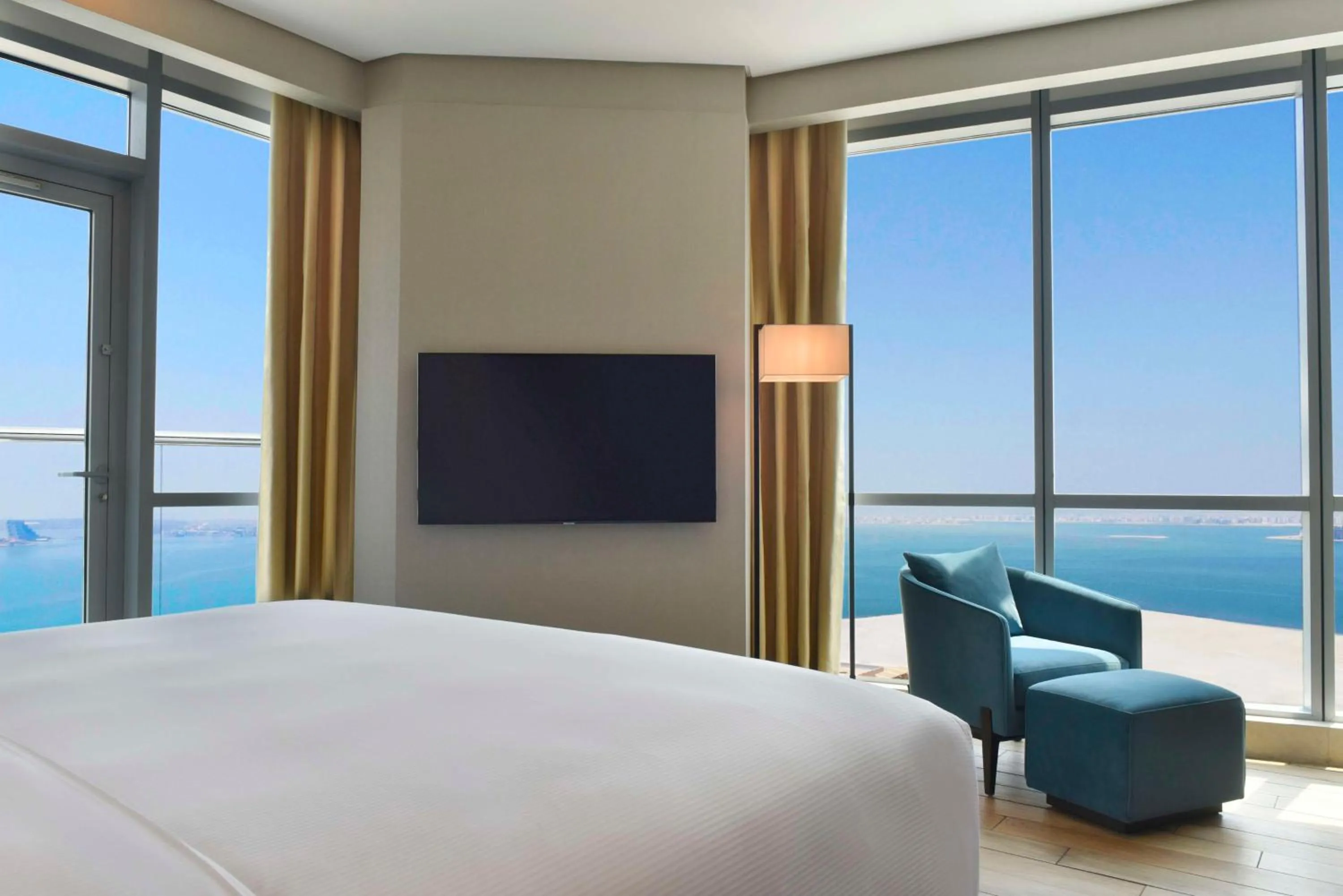 Living room, Bed in Hilton Bahrain