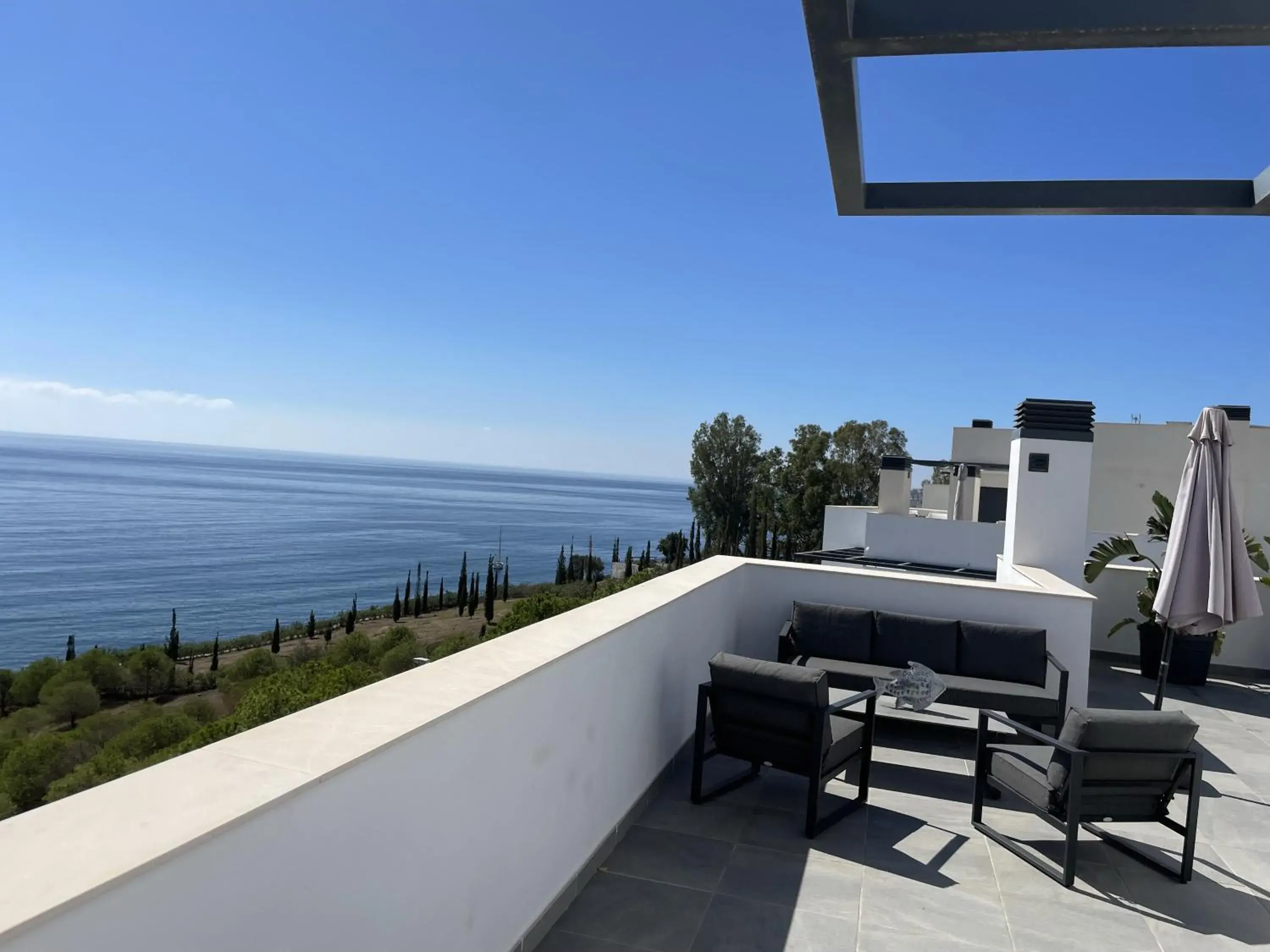 Sunny penthouse beach apartment with panoramic views Sunny penthouse beach apartment with panoramic views
