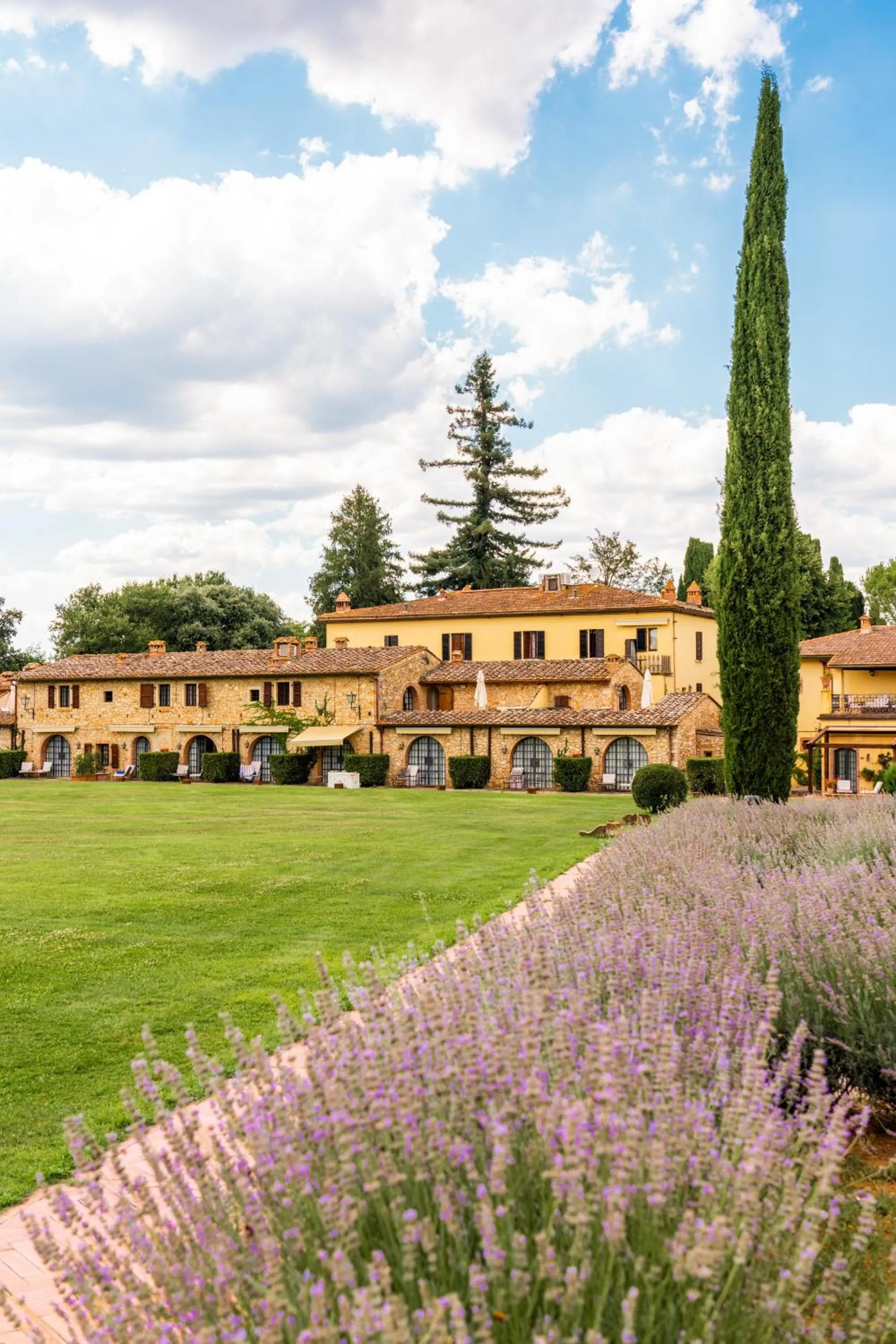 Property building in Borgo San Luigi