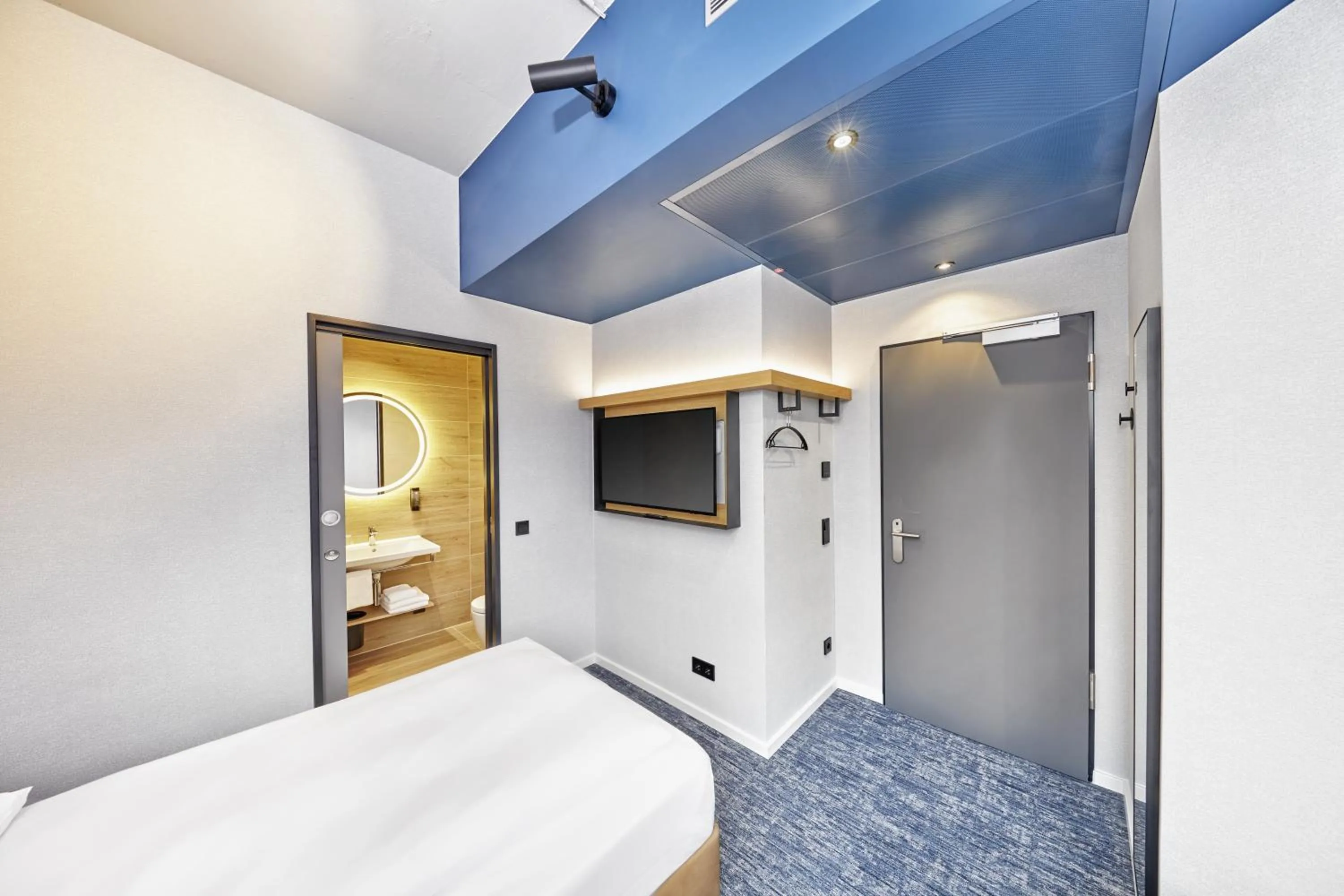 Photo of the whole room, Bed in H2 Hotel Düsseldorf Seestern