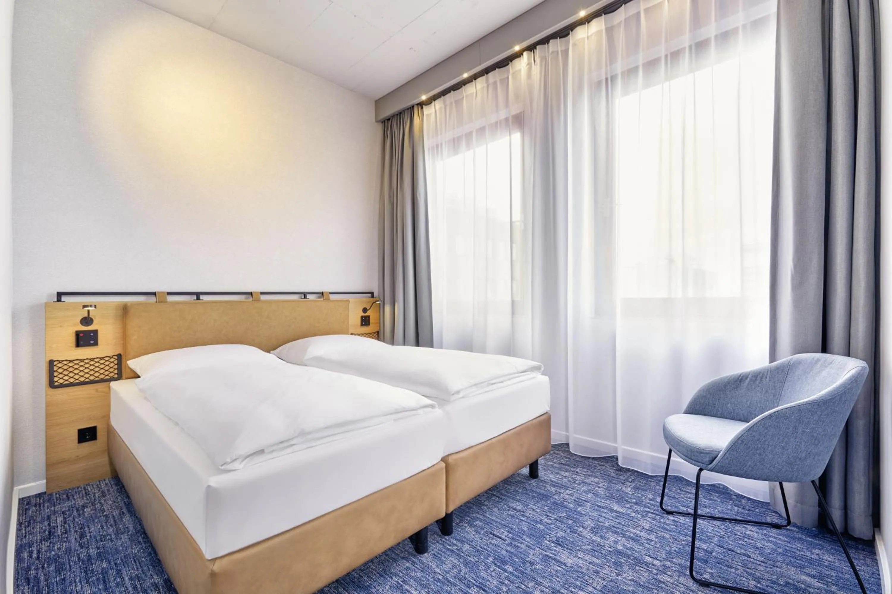 Photo of the whole room, Bed in H2 Hotel Düsseldorf Seestern
