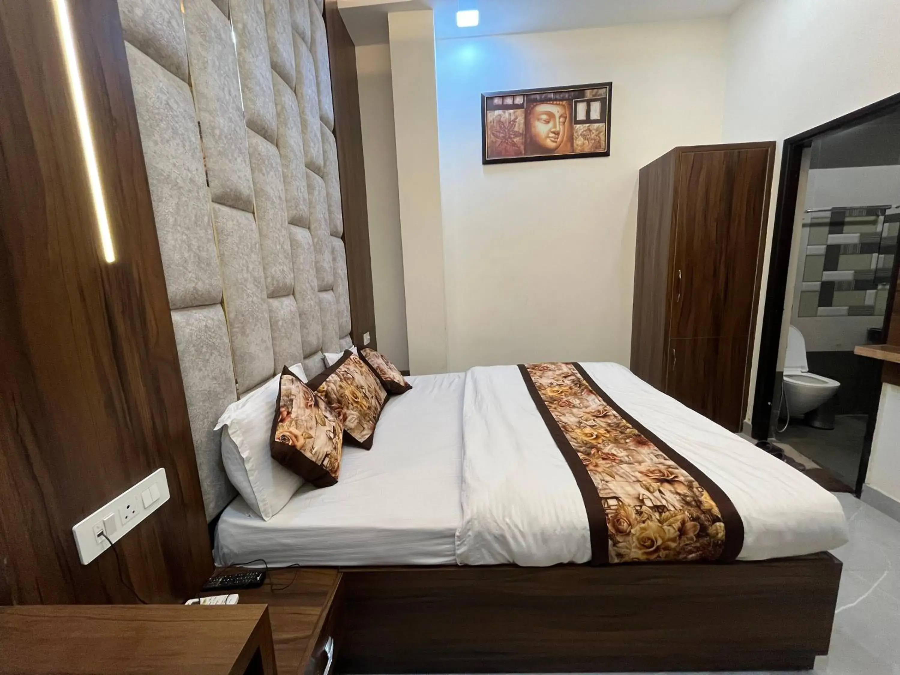 Deluxe Double Room (2 Adults + 1 Child) in Hotel Lemonade Deluxe Double Room (2 Adults + 1 Child) in Hotel Lemonade