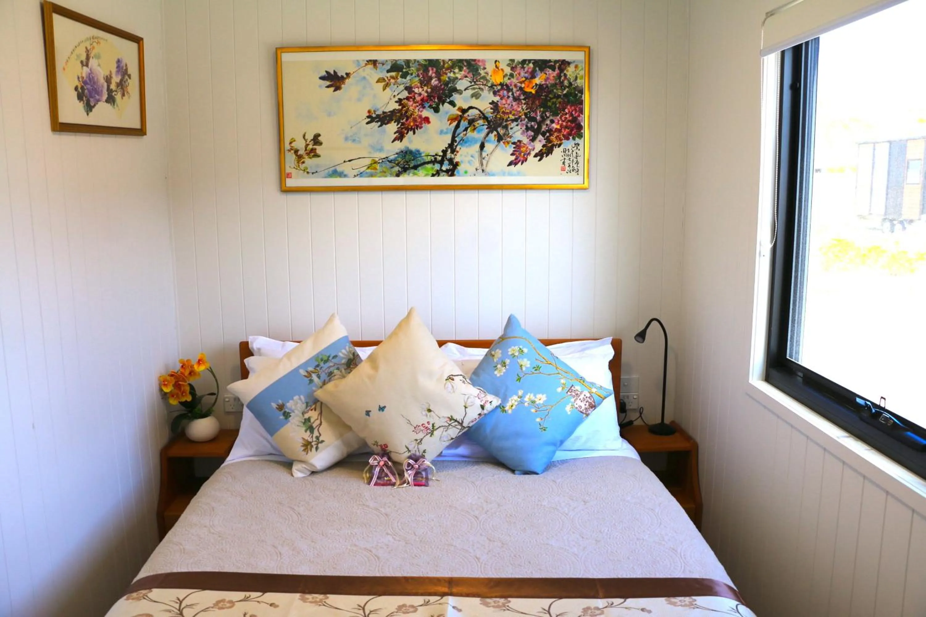 Bedroom, Bed in Pink Lake Tiny House - 'Peony'