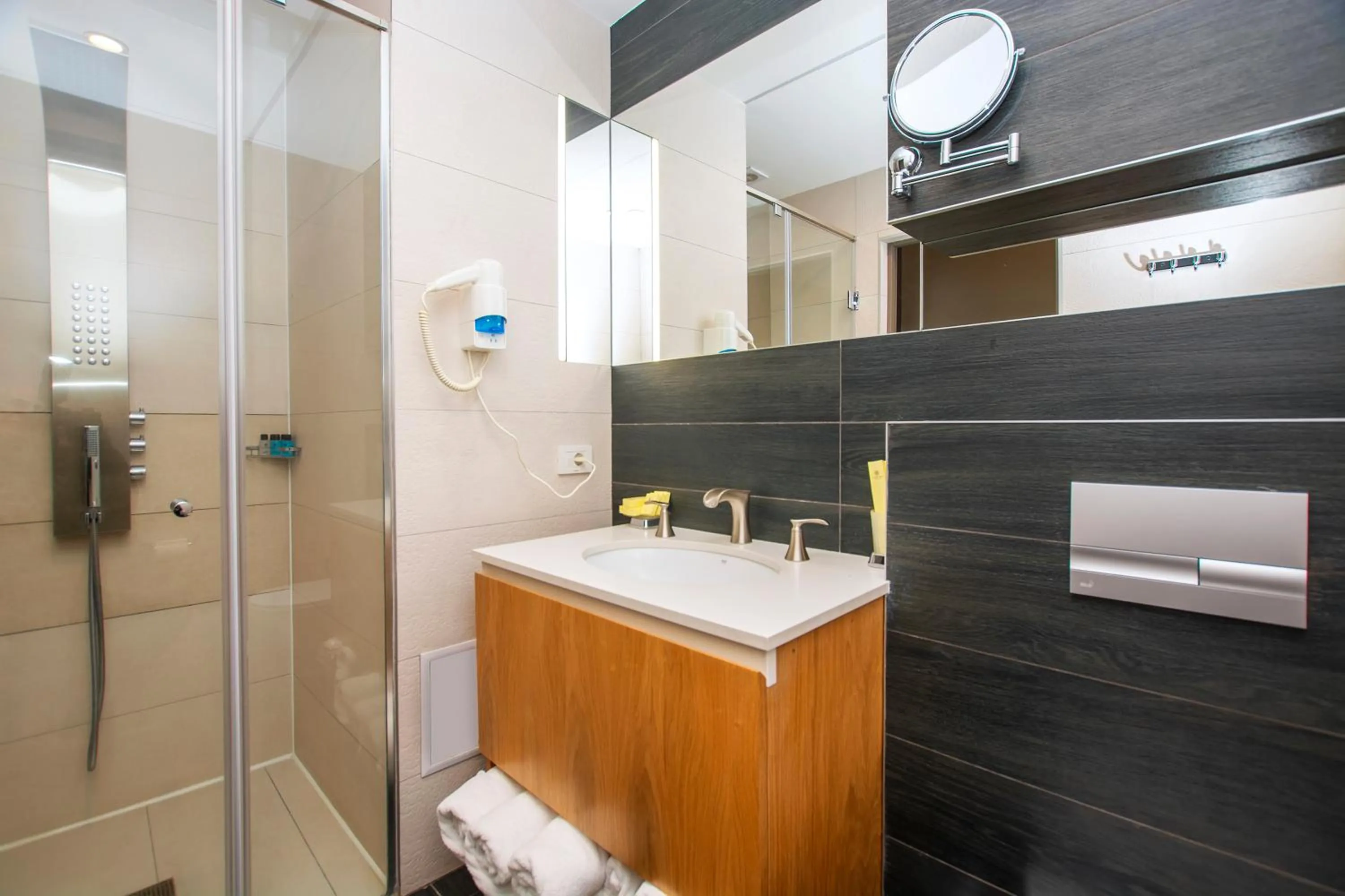 Shower in Cartez by Horizon Hotels, Yerevan