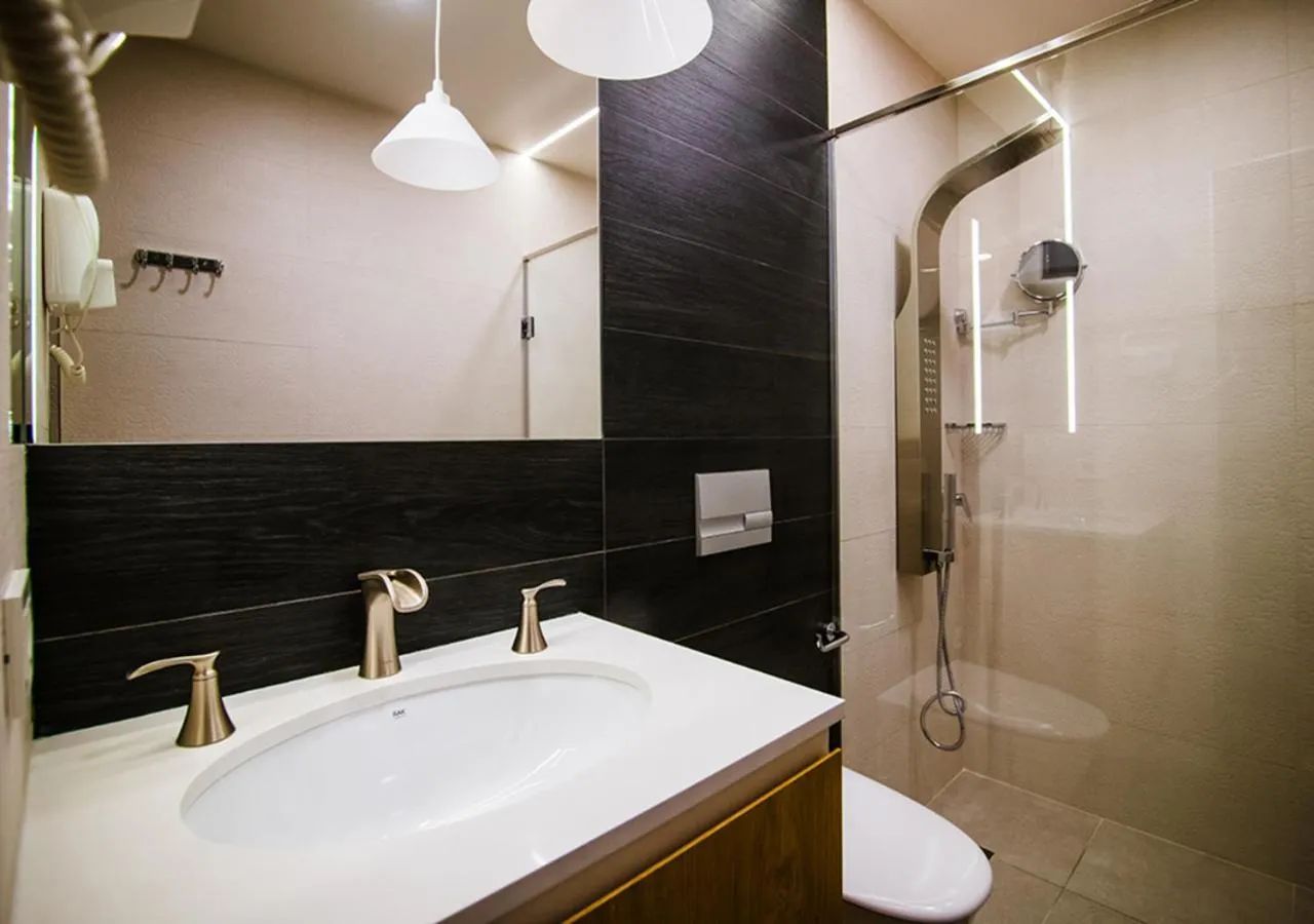 Shower in Cartez by Horizon Hotels, Yerevan