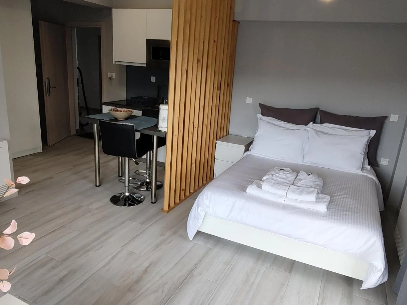 Deluxe Triple Room - single occupancy in DIFFERENT APARTMENTS