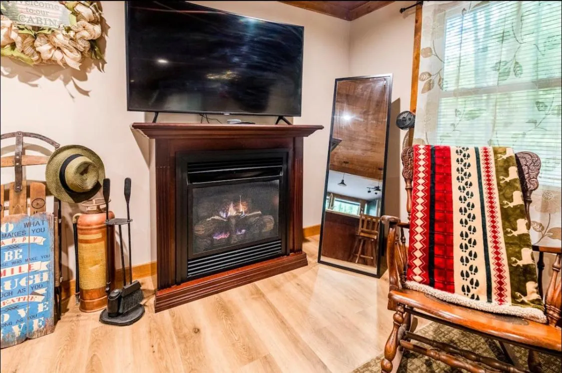 The Nook Lodge - cabin with hot tub at Shawnee and Camelback Mtn