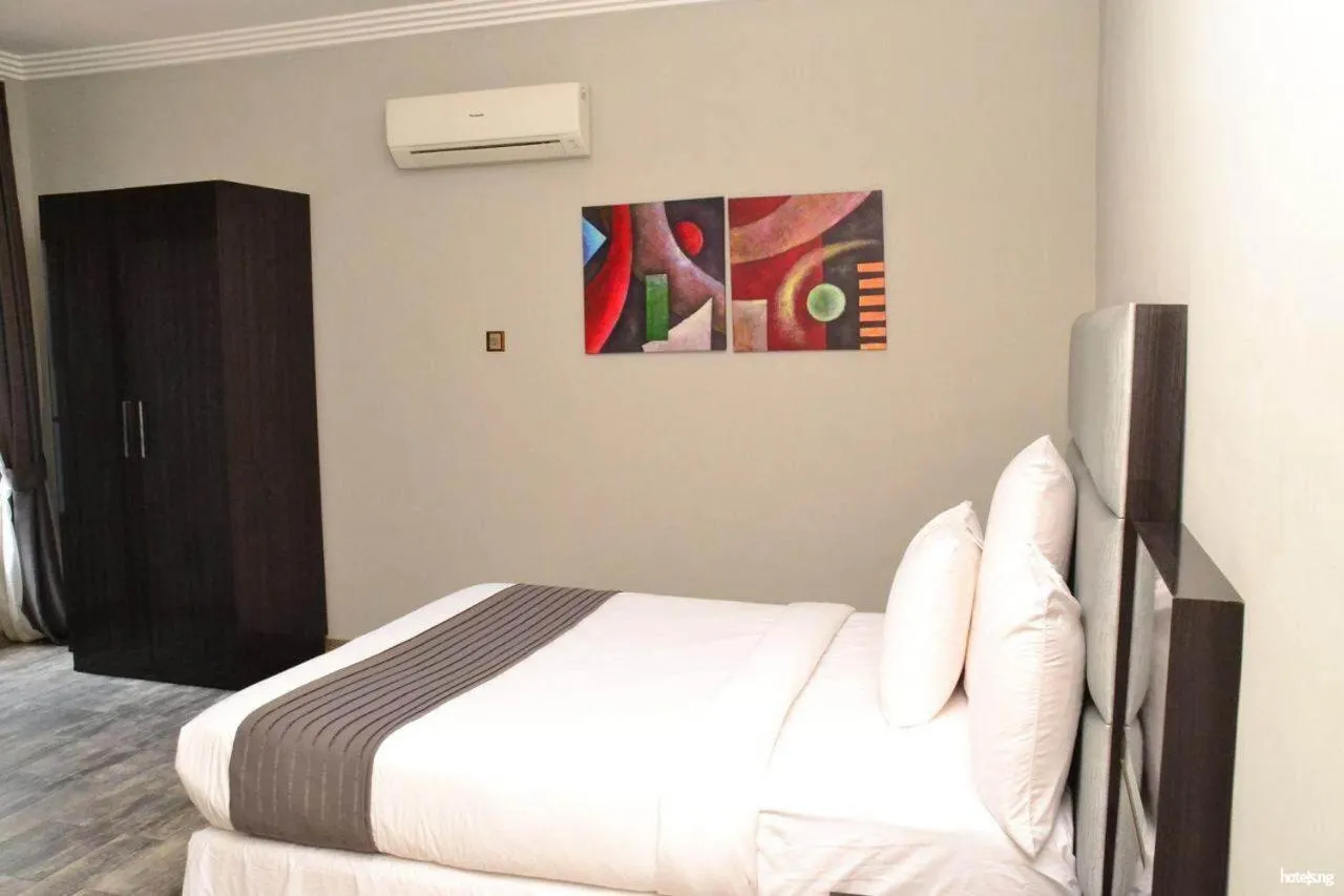 Bed in Ellyxville Hotel