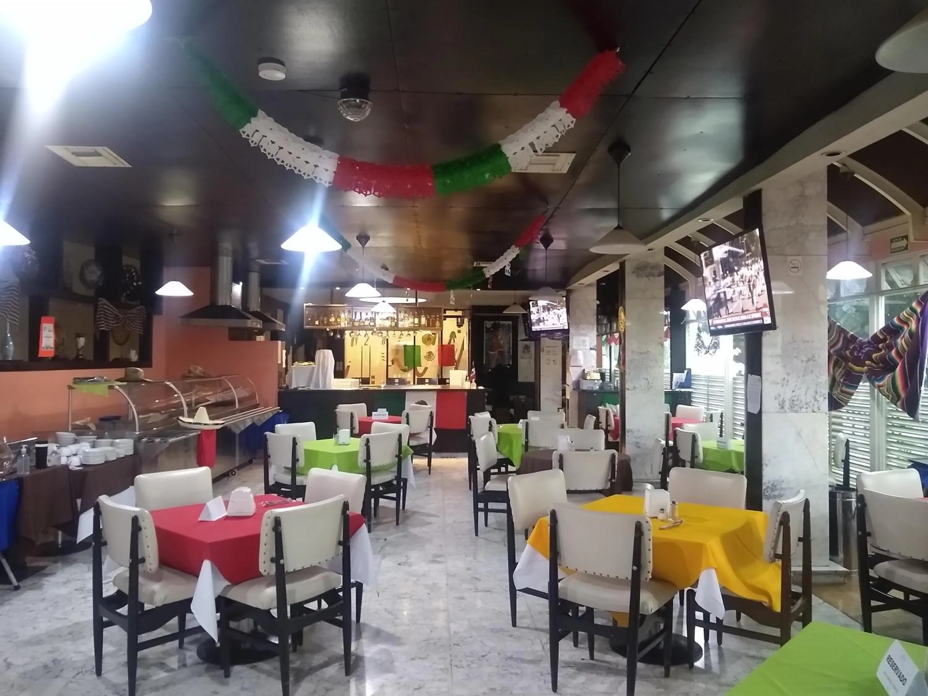 Restaurant/places to eat in Hotel Mary Celaya