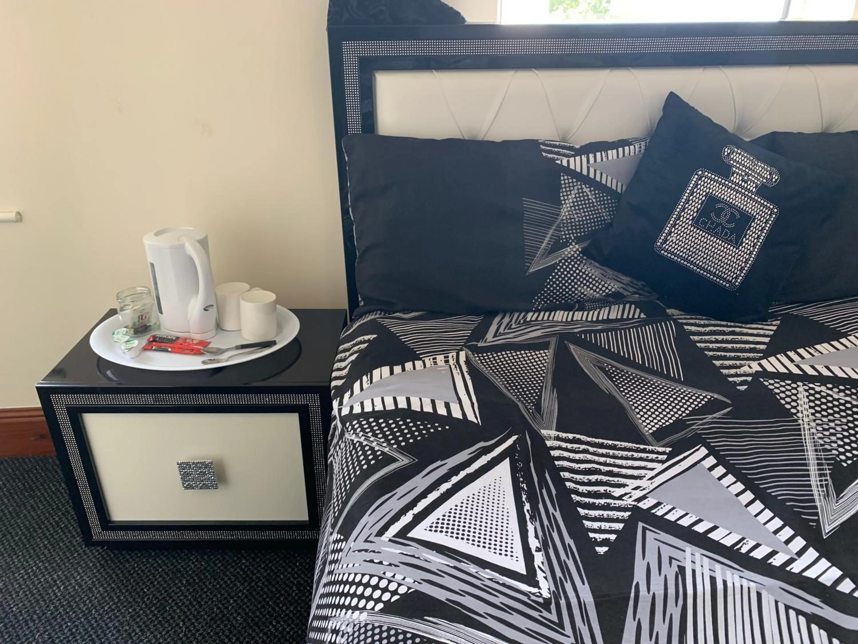 Busy Bee - Guest House - Self Service