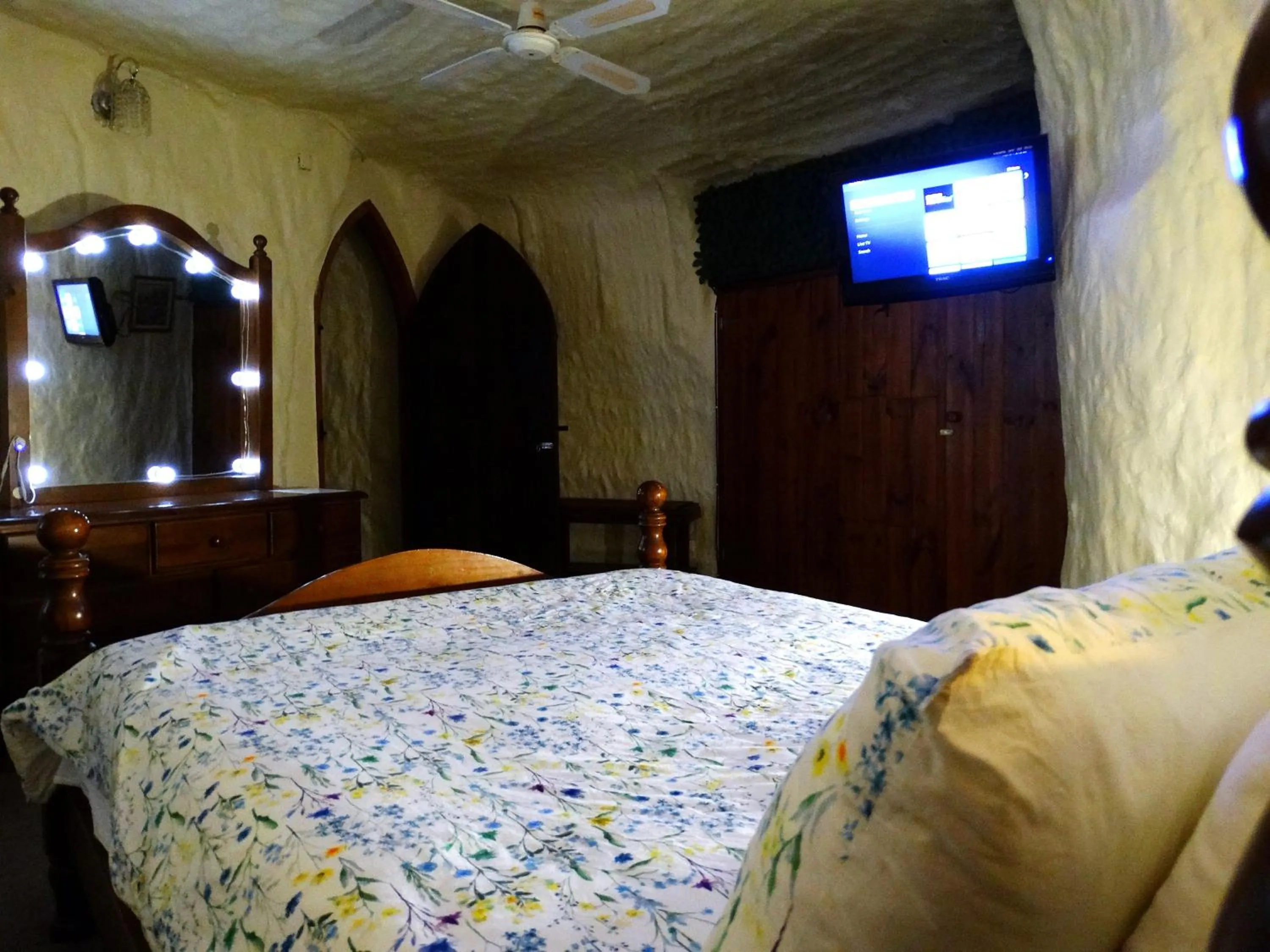 TV and multimedia, Bed in Di's Dugouts