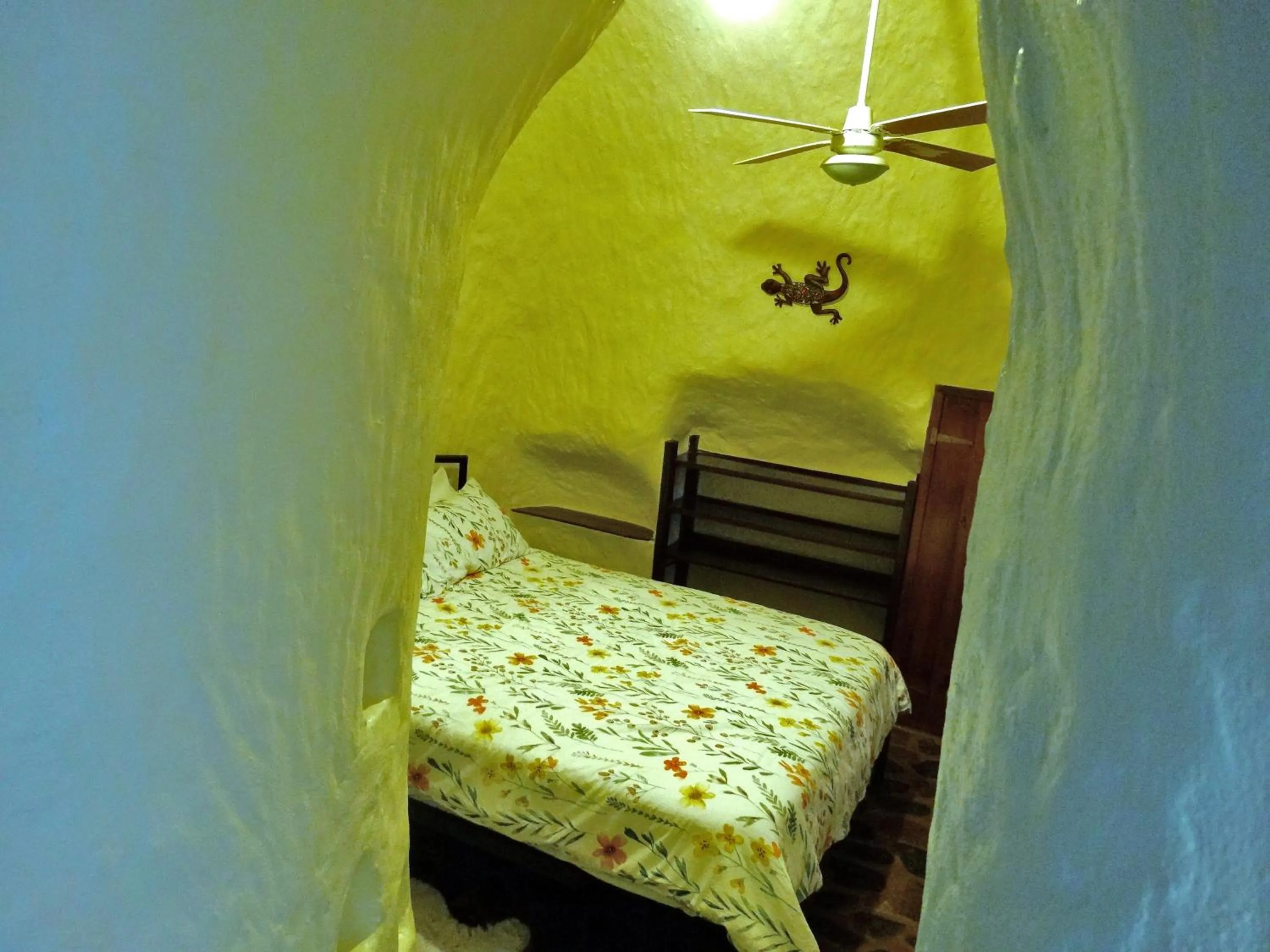 Bedroom, Bed in Di's Dugouts