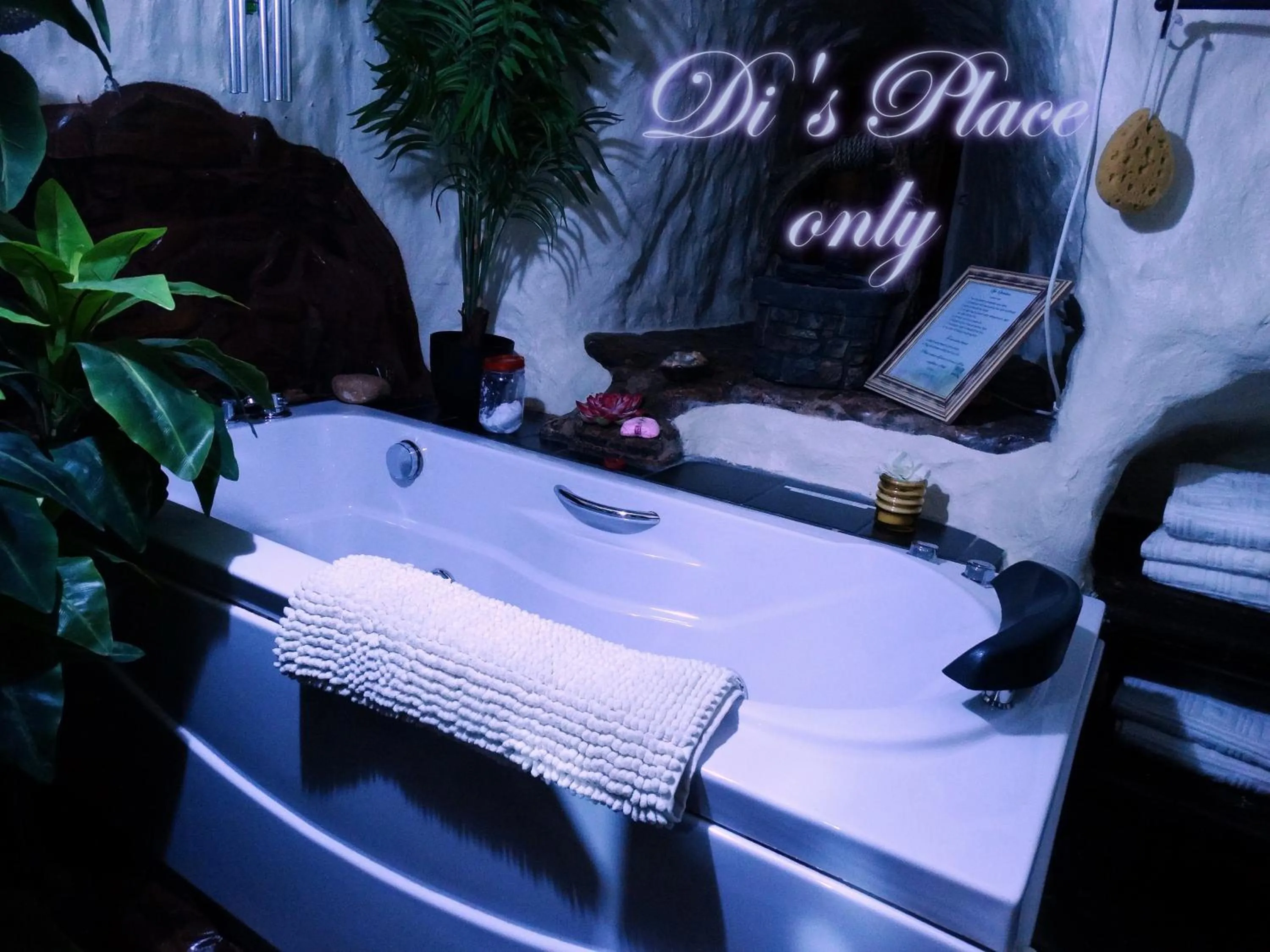 Bathroom in Di's Dugouts