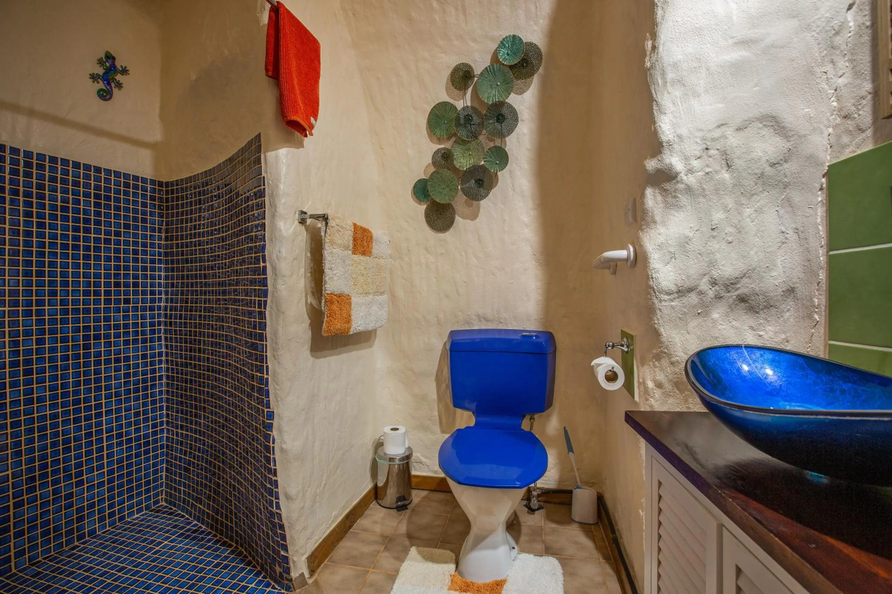 Bathroom in Di's Dugouts