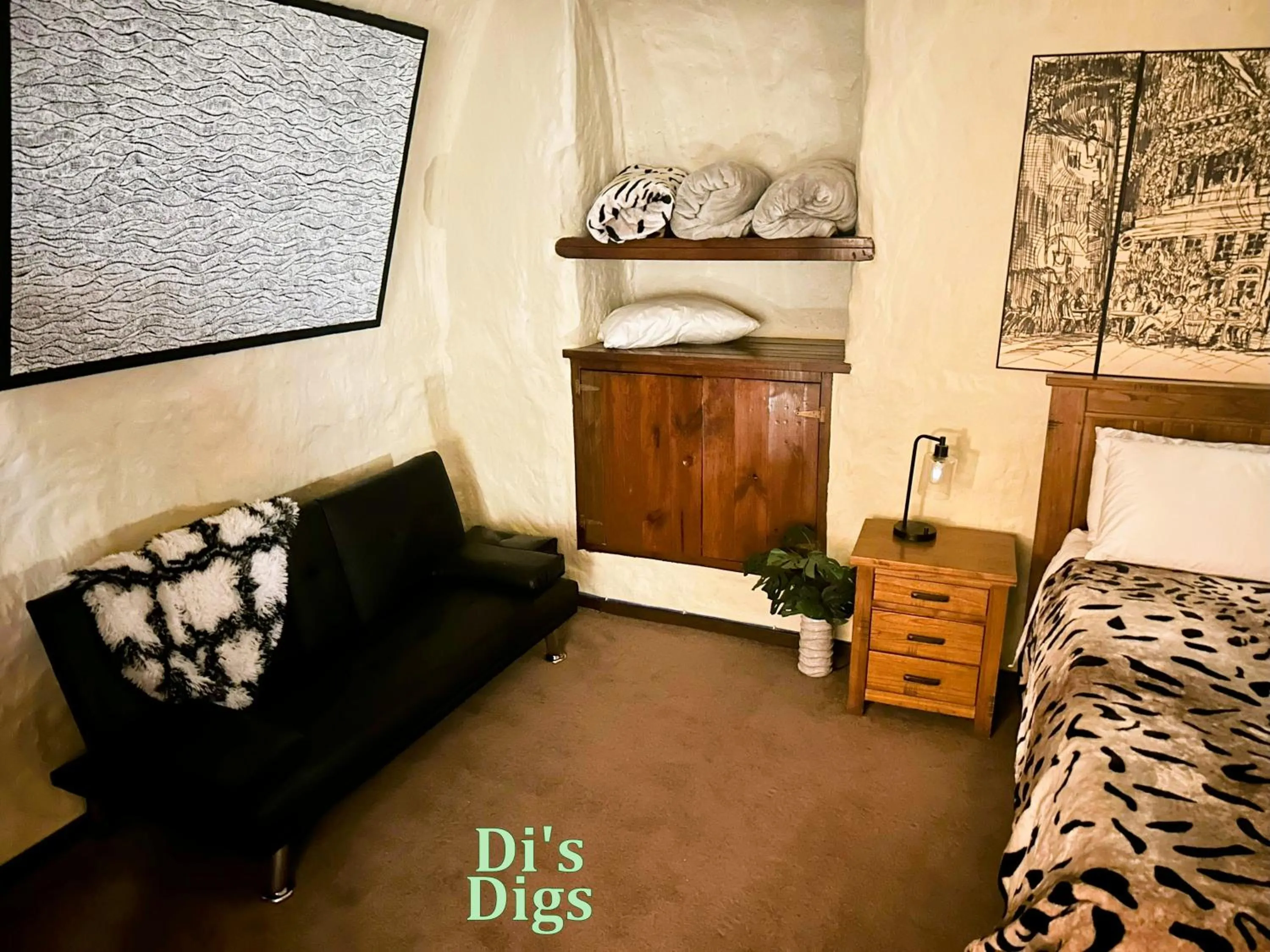 Bedroom, Bed in Di's Dugouts