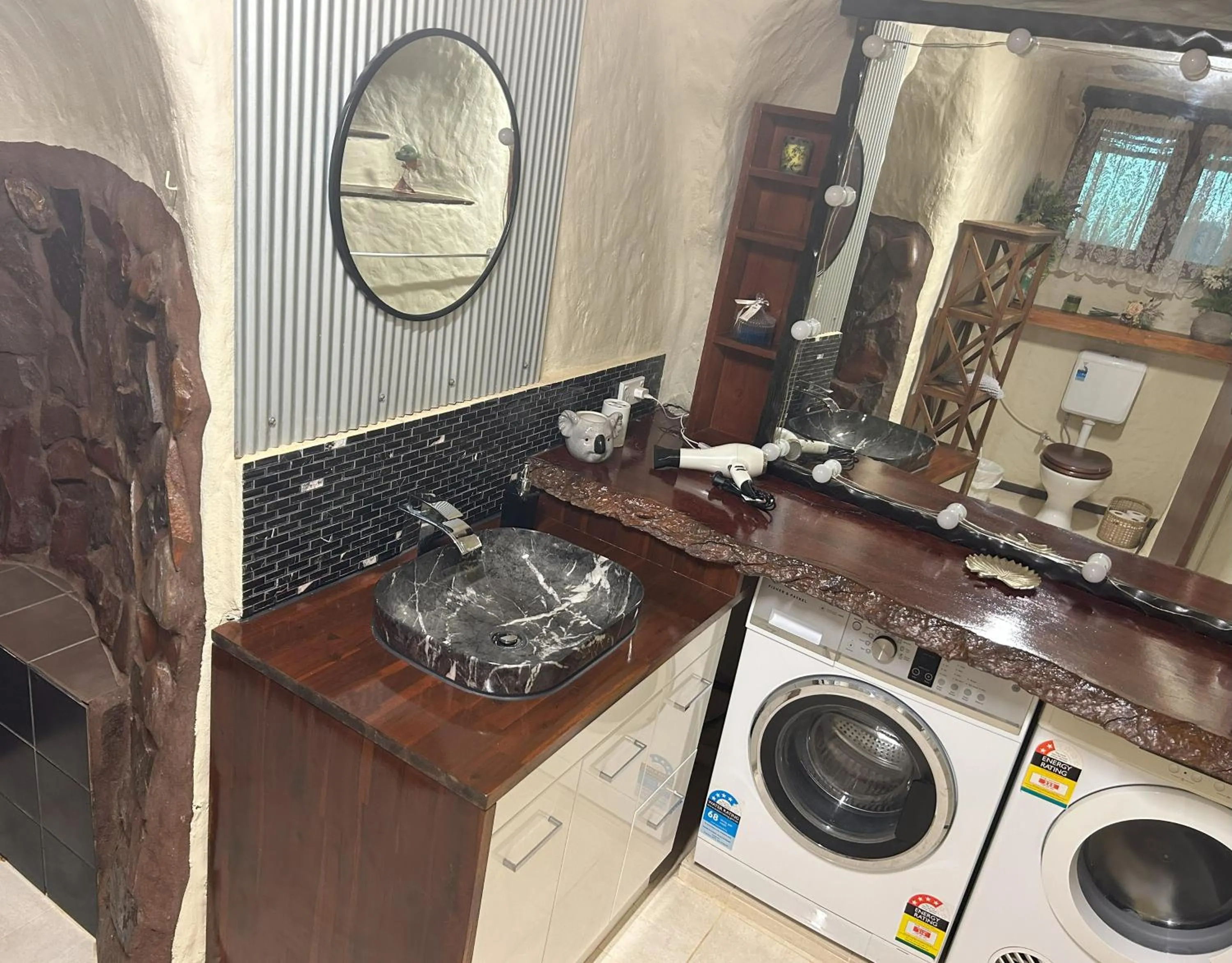 Toilet in Di's Dugouts