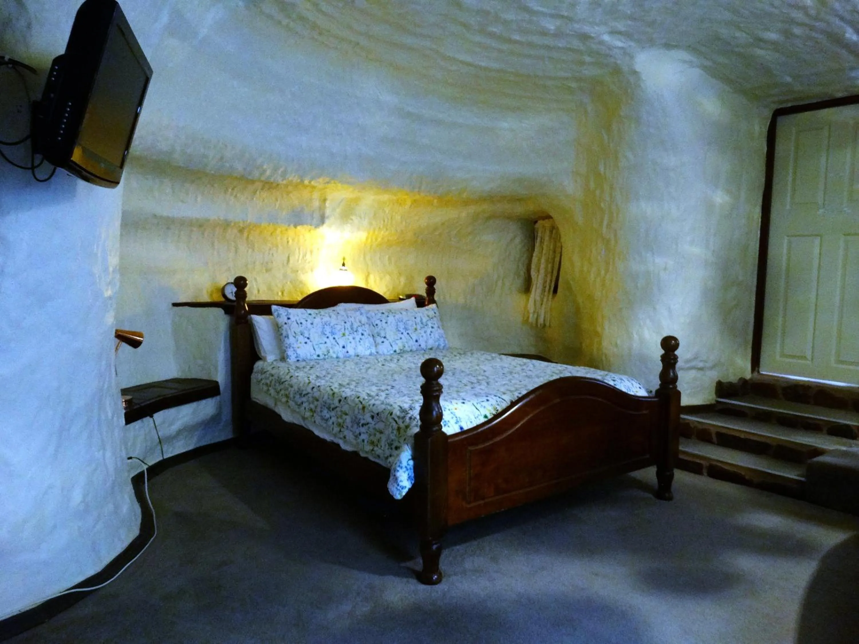 Bedroom, Bed in Di's Dugouts