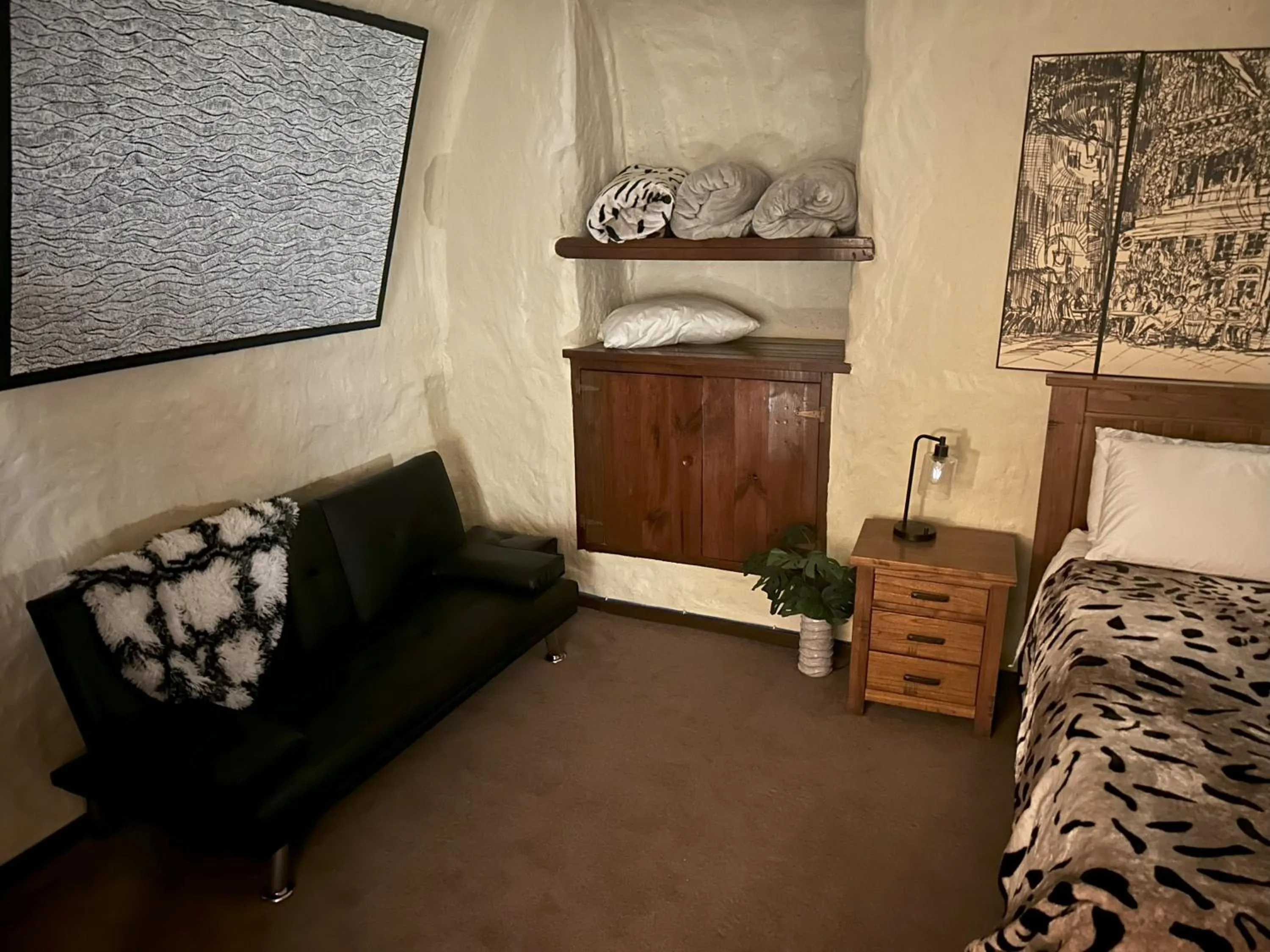 Seating area, Bed in Di's Dugouts