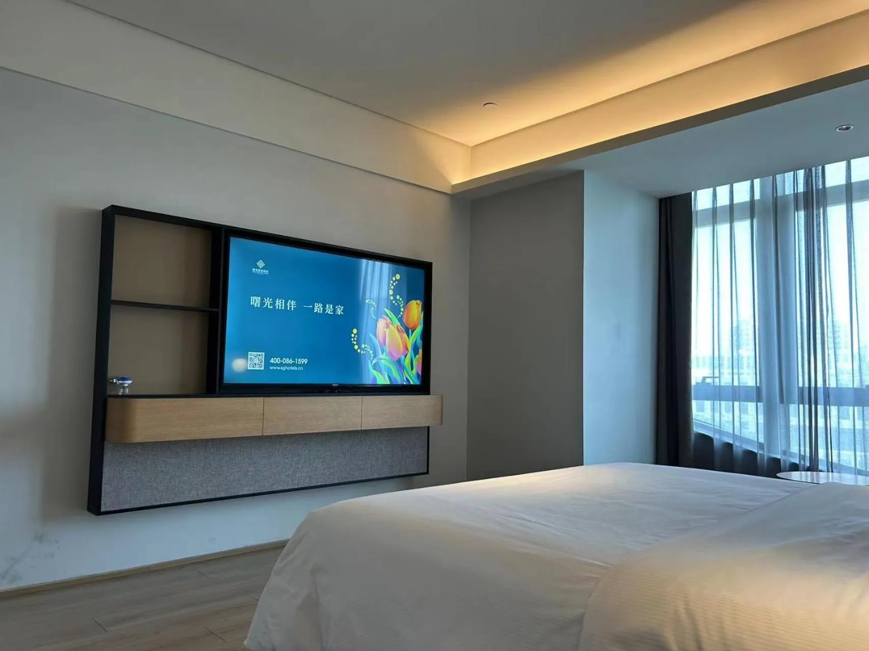 Photo of the whole room, Bed in Sunstone Plaza Hotel