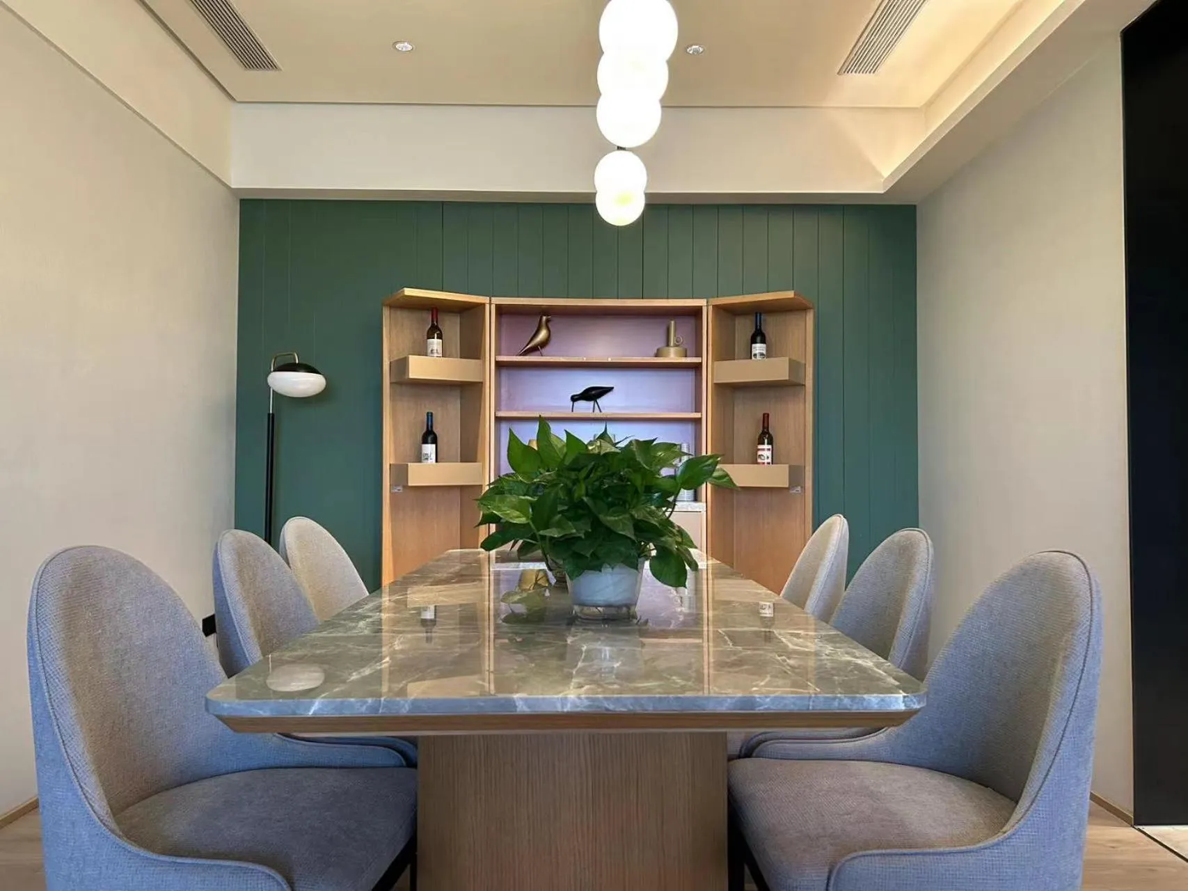 Living room in Sunstone Plaza Hotel