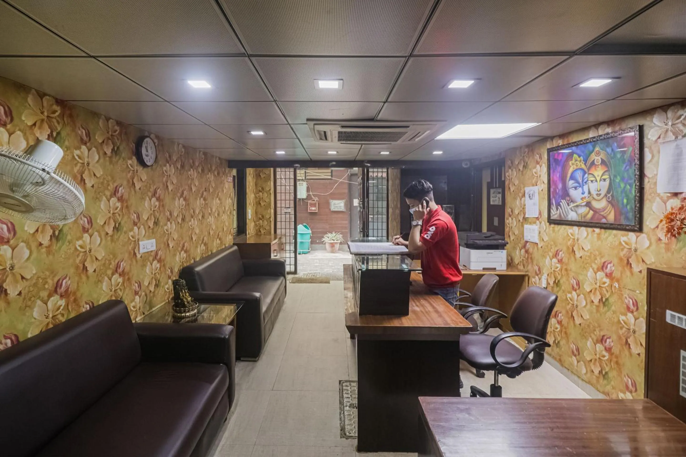 Lobby or reception in Capital O Crown Inn Near Appu Ghar