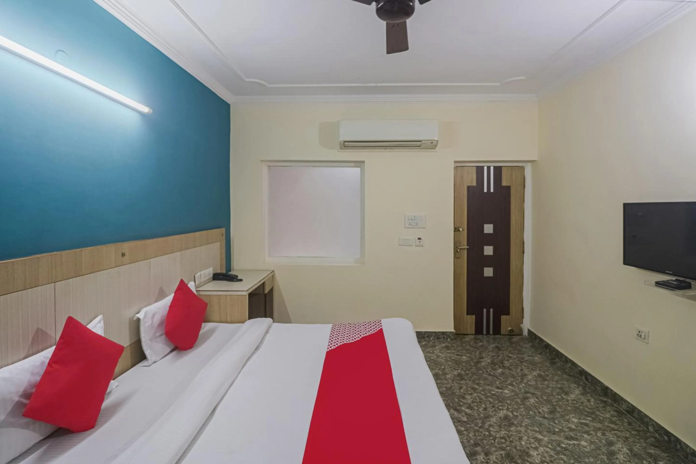 Bedroom, Bed in Capital O Crown Inn Near Appu Ghar