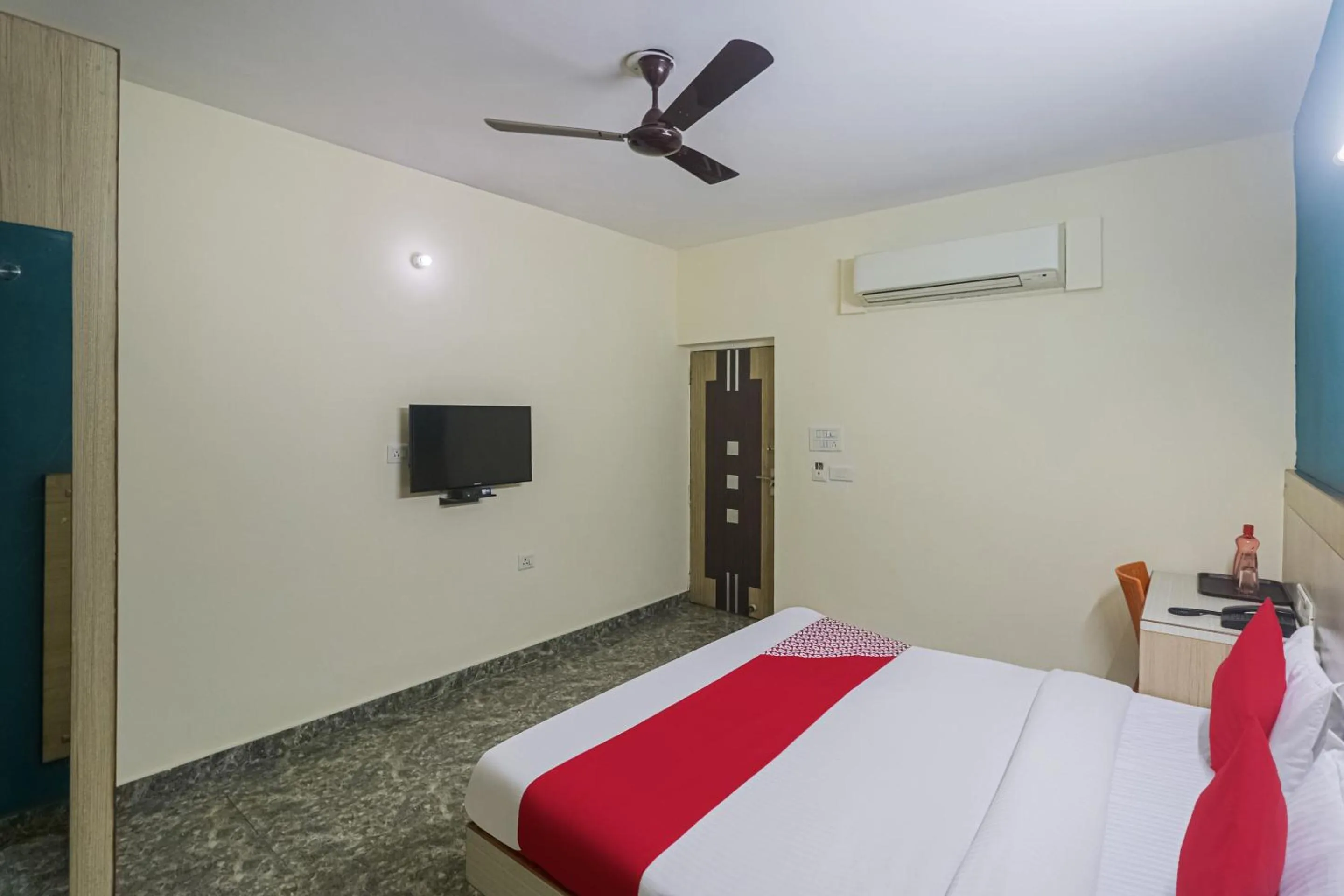 Bedroom, Bed in Capital O Crown Inn Near Appu Ghar