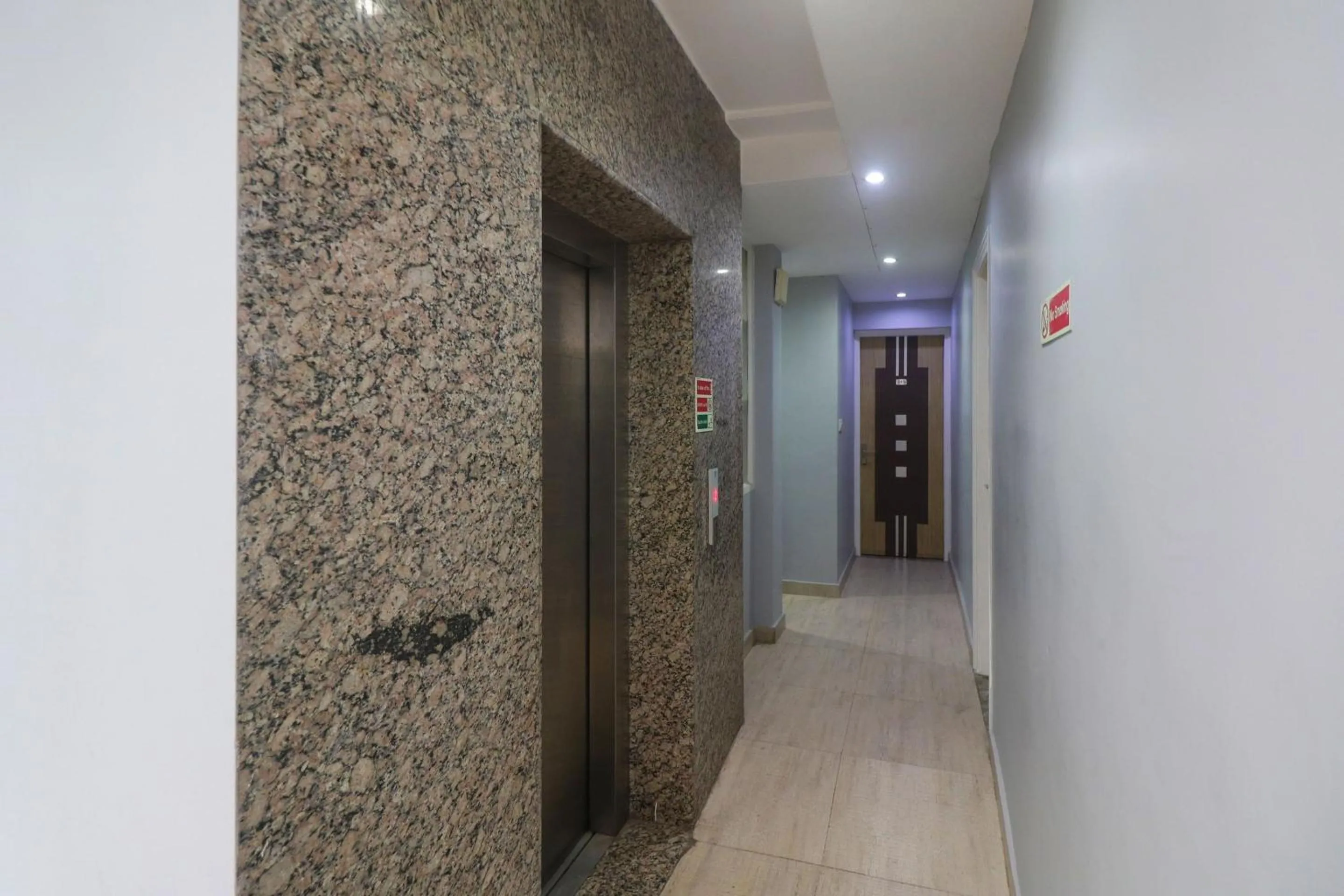 Lobby or reception in Capital O Crown Inn Near Appu Ghar